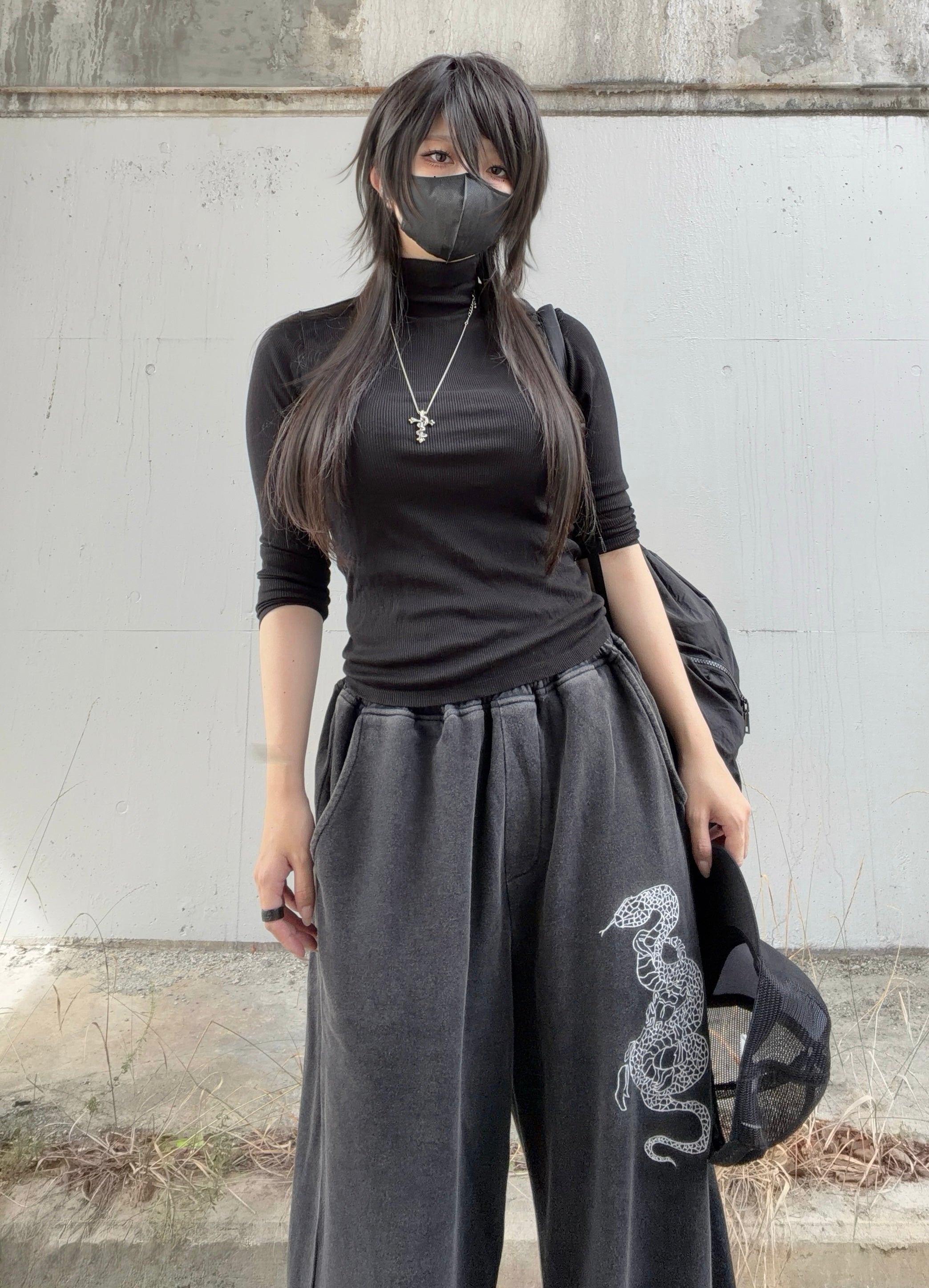 gibous snake scorpion sweat pants powder black