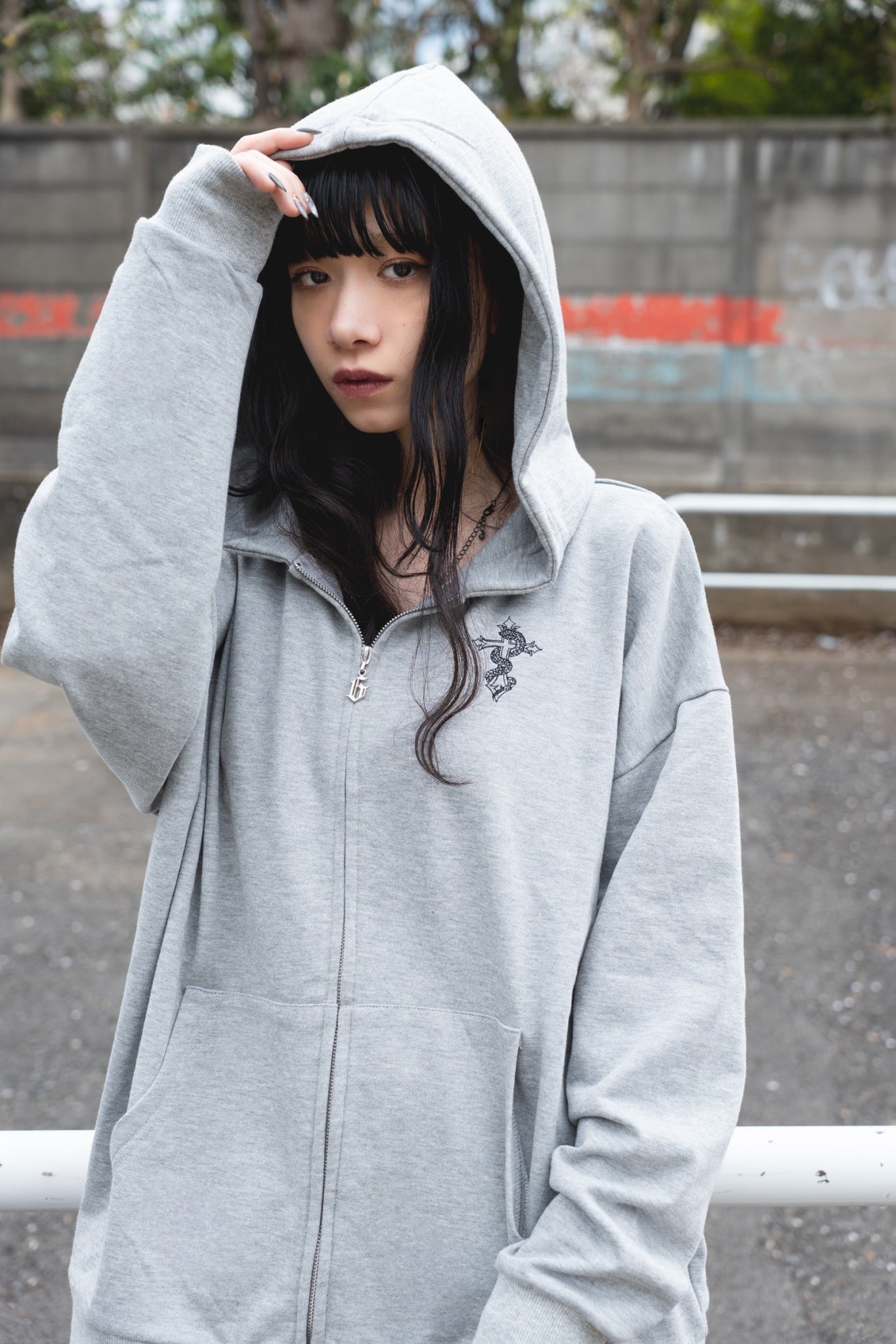 gibous logo snake cross parker gray