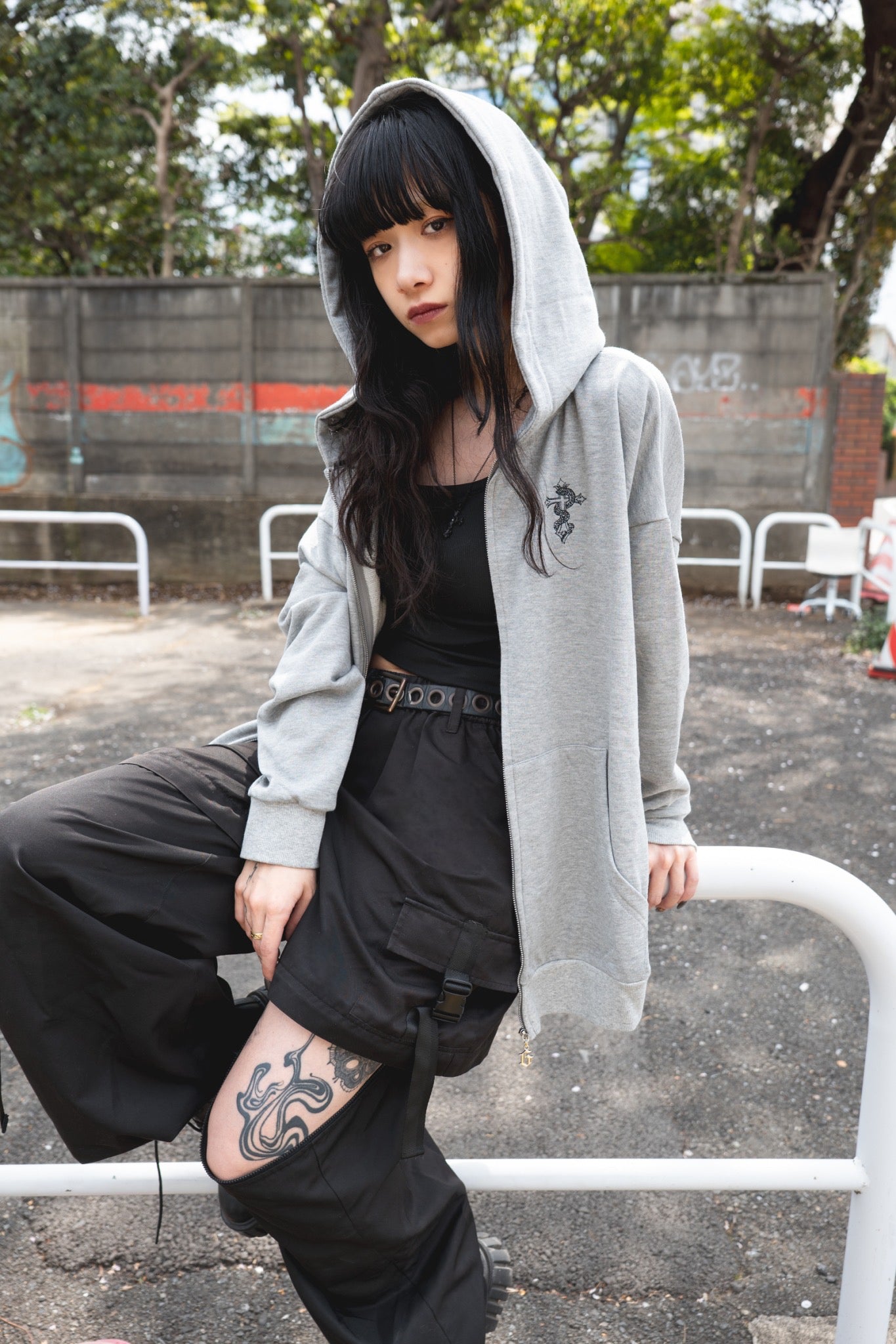 gibous logo snake cross parker gray