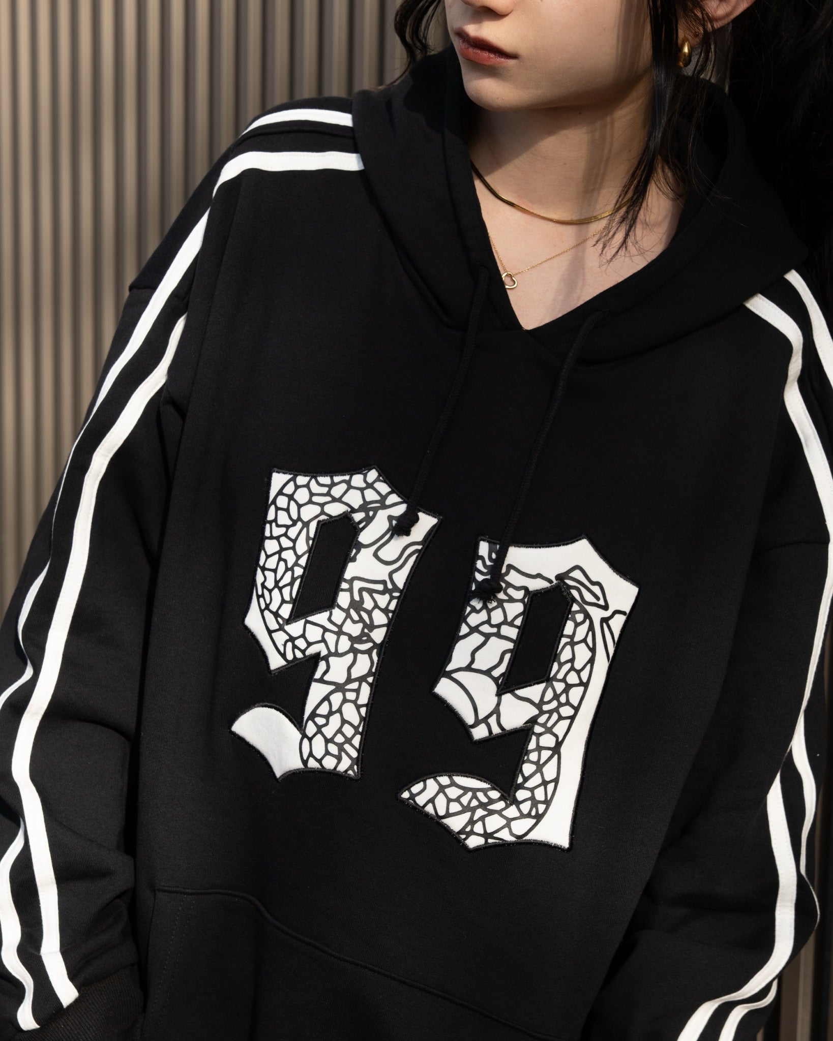 gibous velour numbering dark vneck sweatshirt black