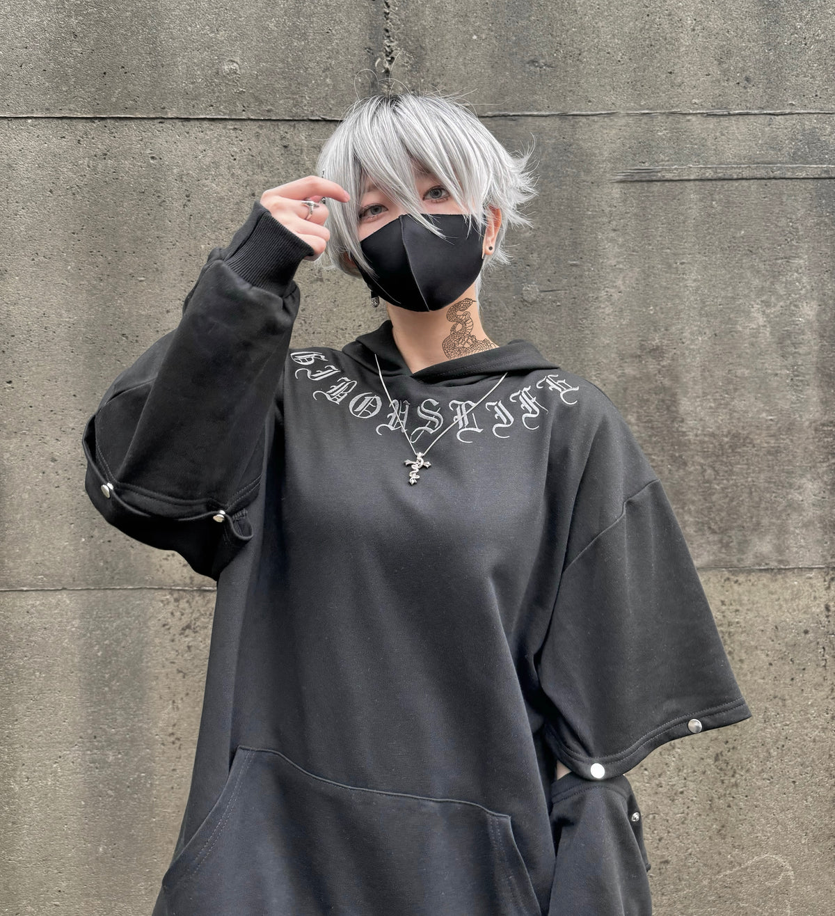 gibous button gothic logo hoodie black