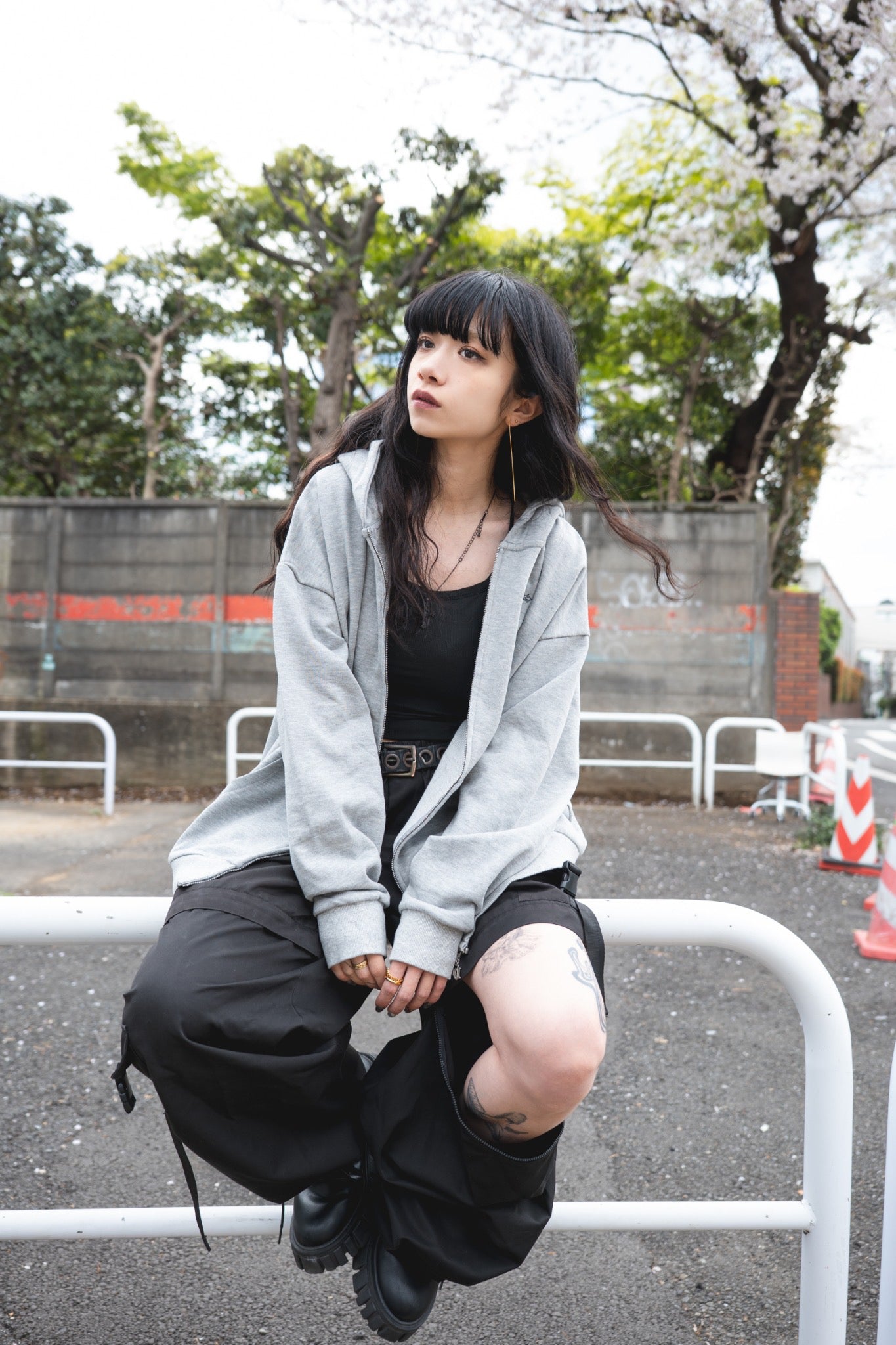 gibous logo snake cross parker gray