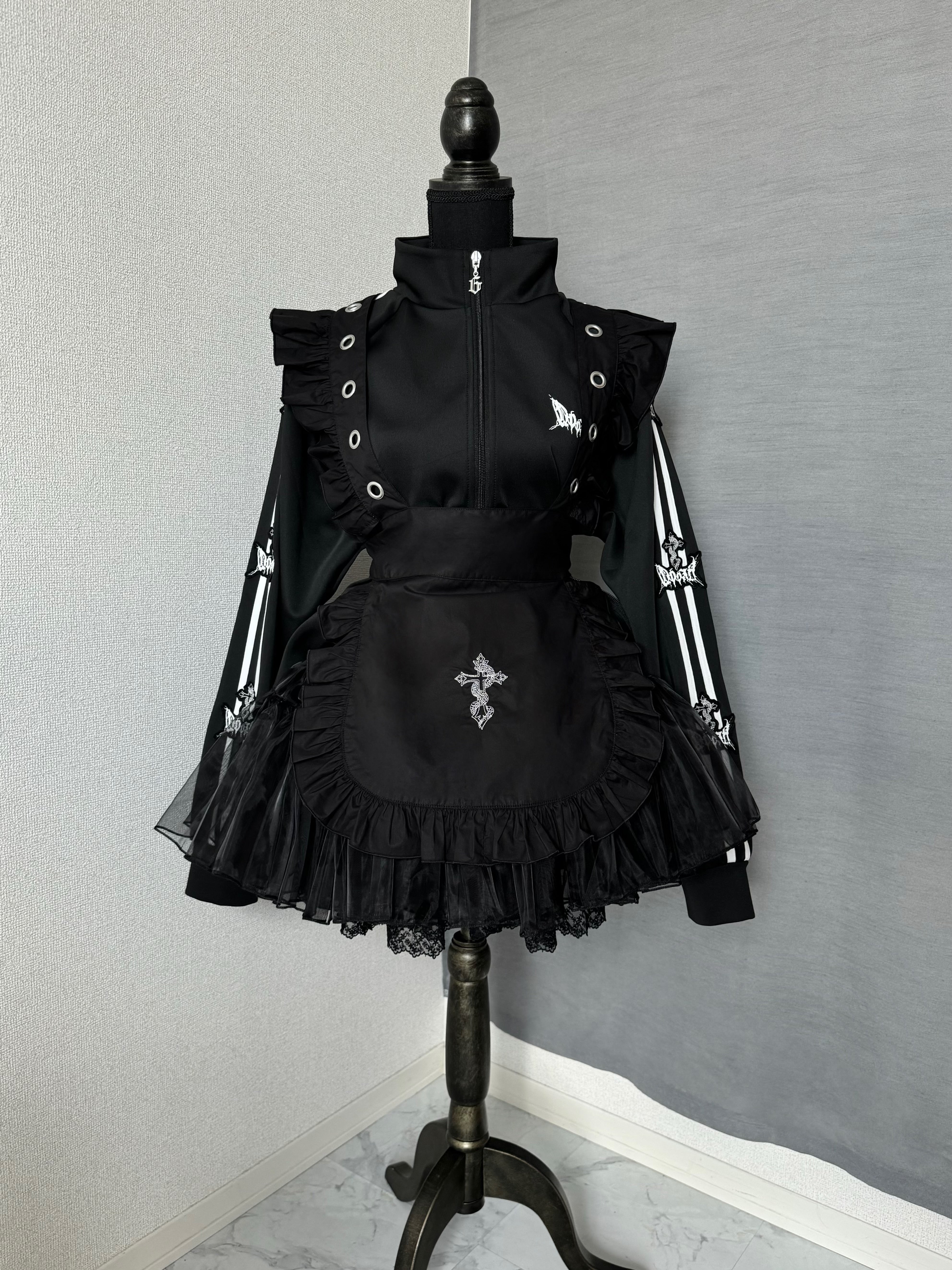 gibous snake cross punk apron black
