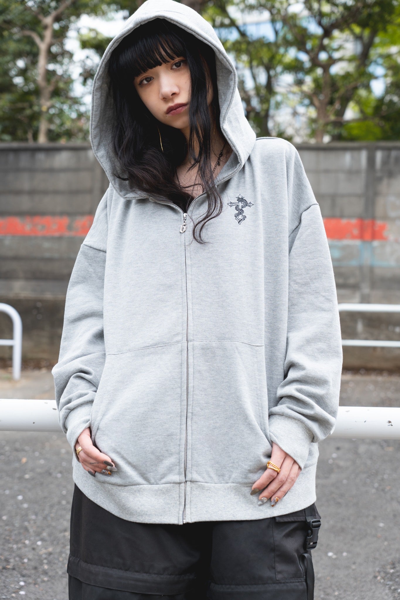 gibous logo snake cross parker gray