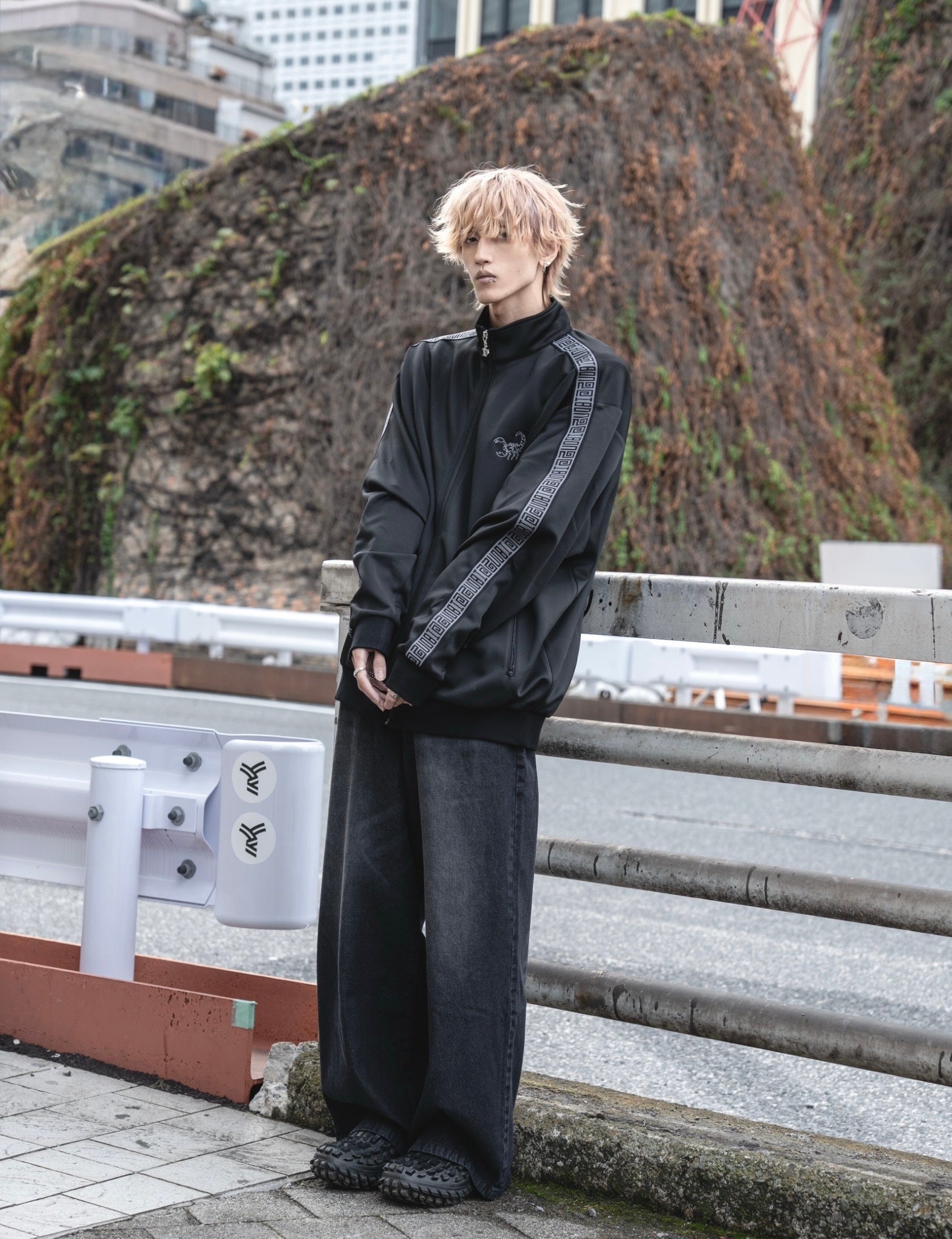 gibous logo jersey scorpion black grey tops