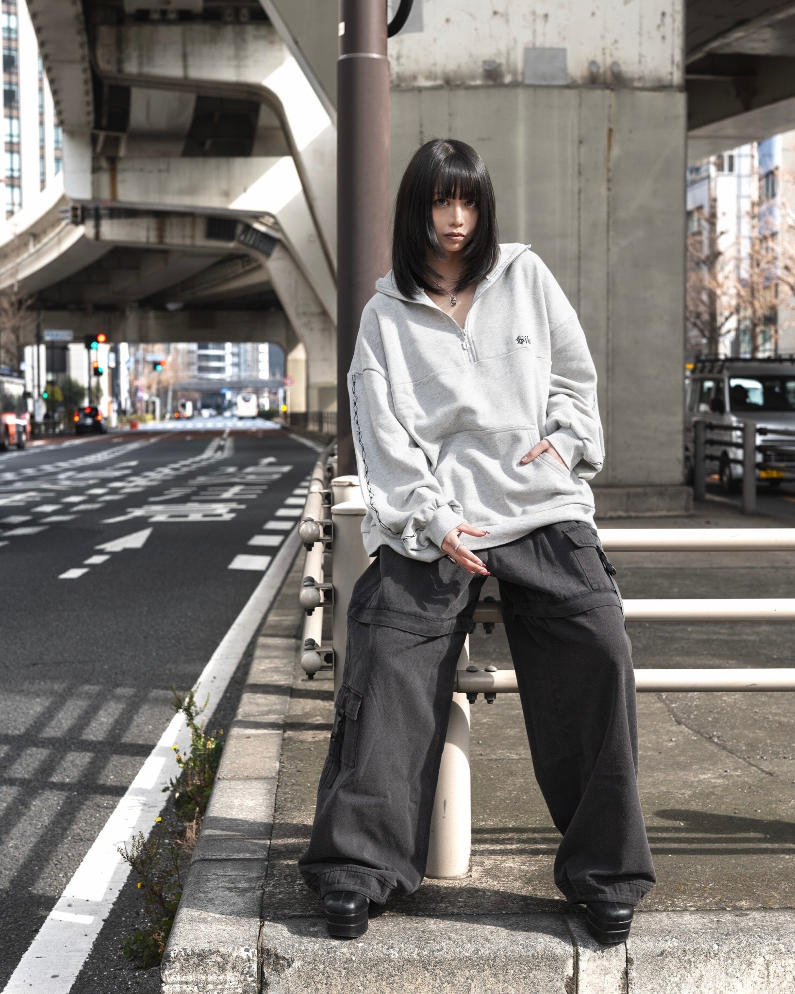 gibous barbed wire halfzip sweat gray