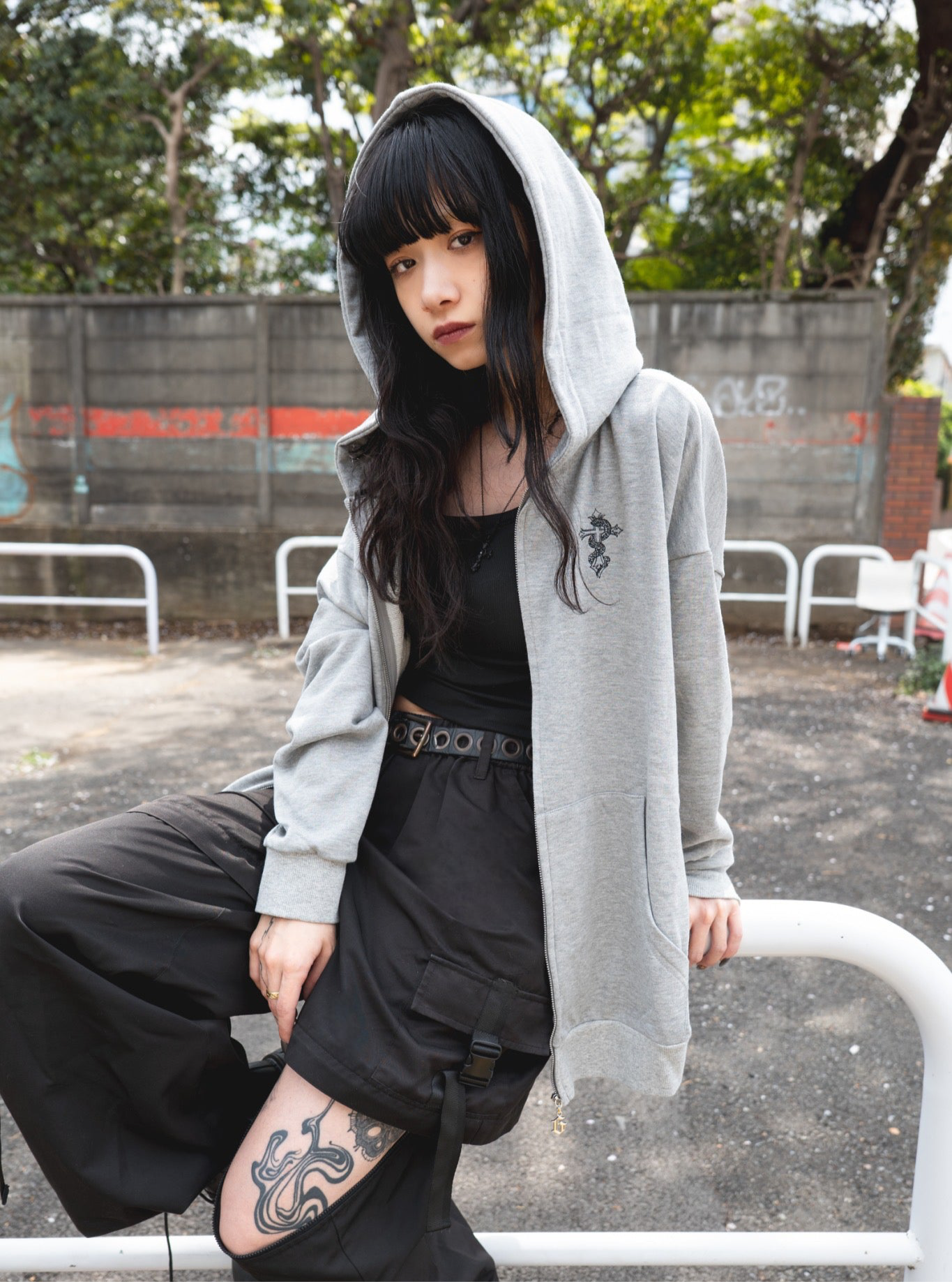 gibous logo snake cross parker gray
