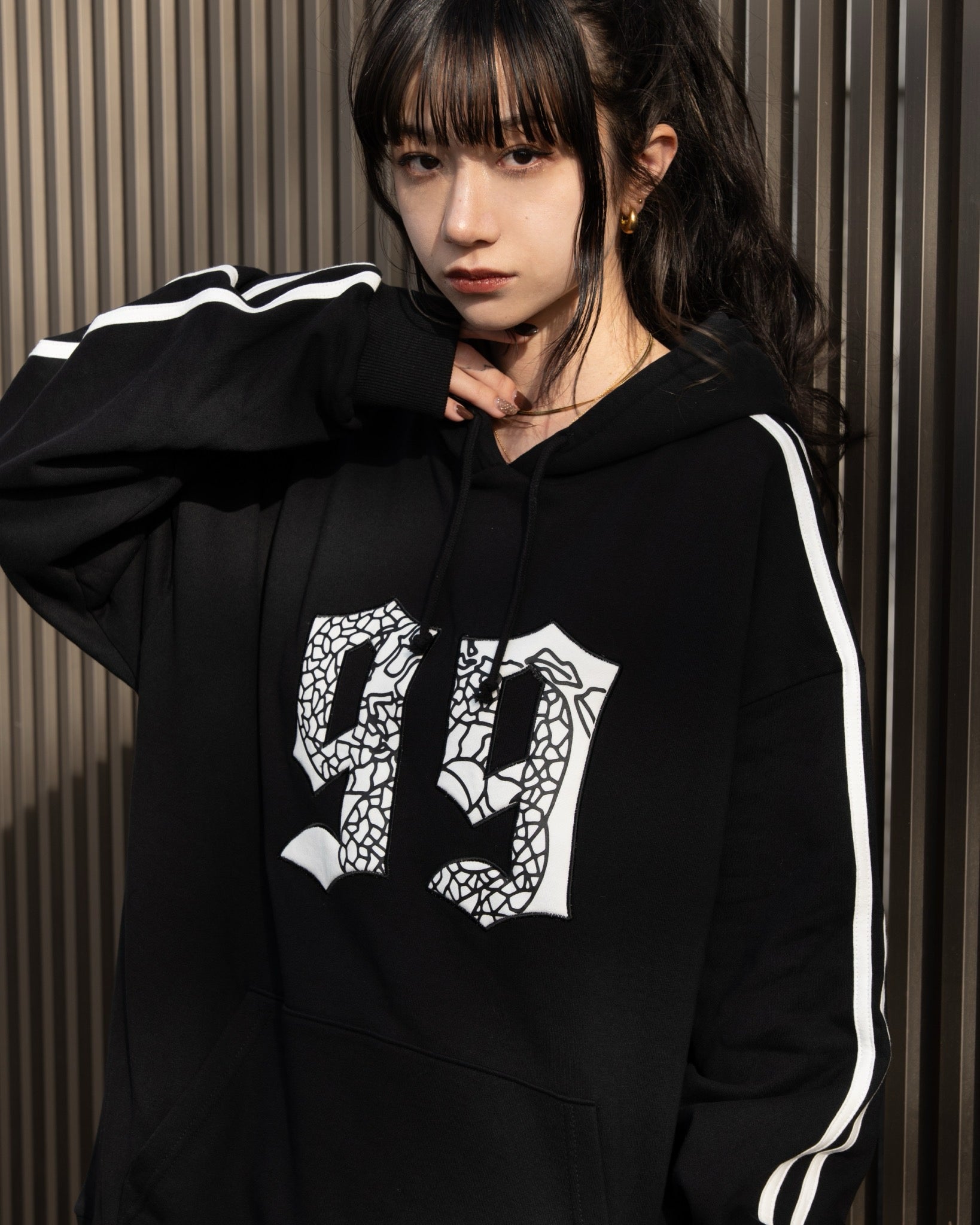 gibous velour numbering dark vneck sweatshirt black