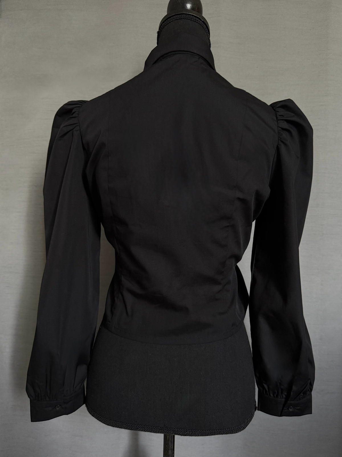 gibous scorpion puff sleeves shirt black
