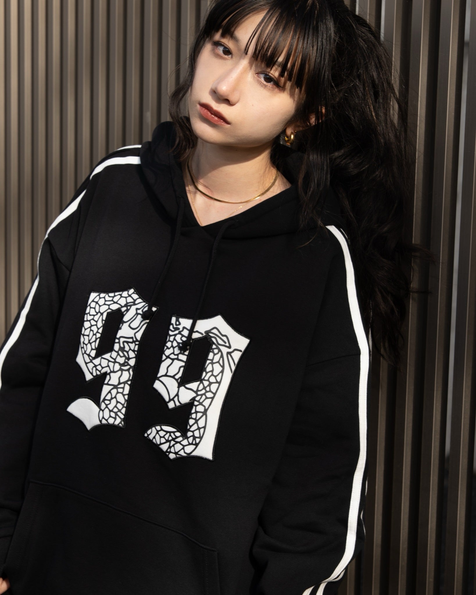 gibous velour numbering dark vneck sweatshirt black