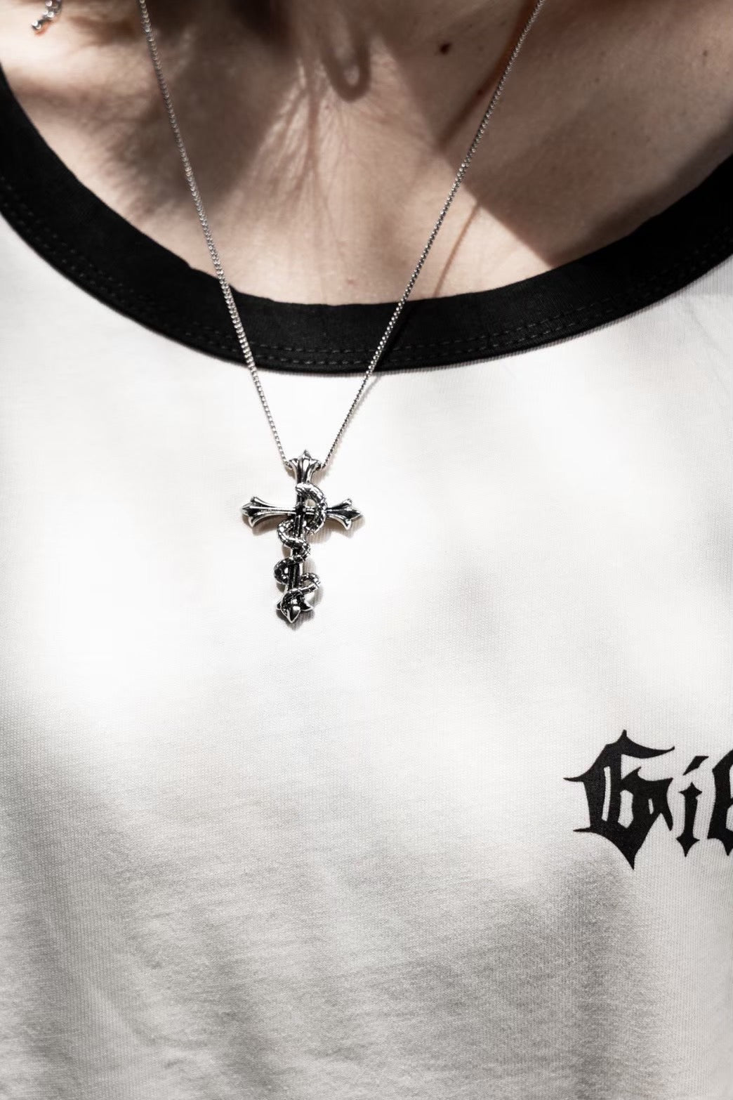 【再販】gibous cross snake necklace