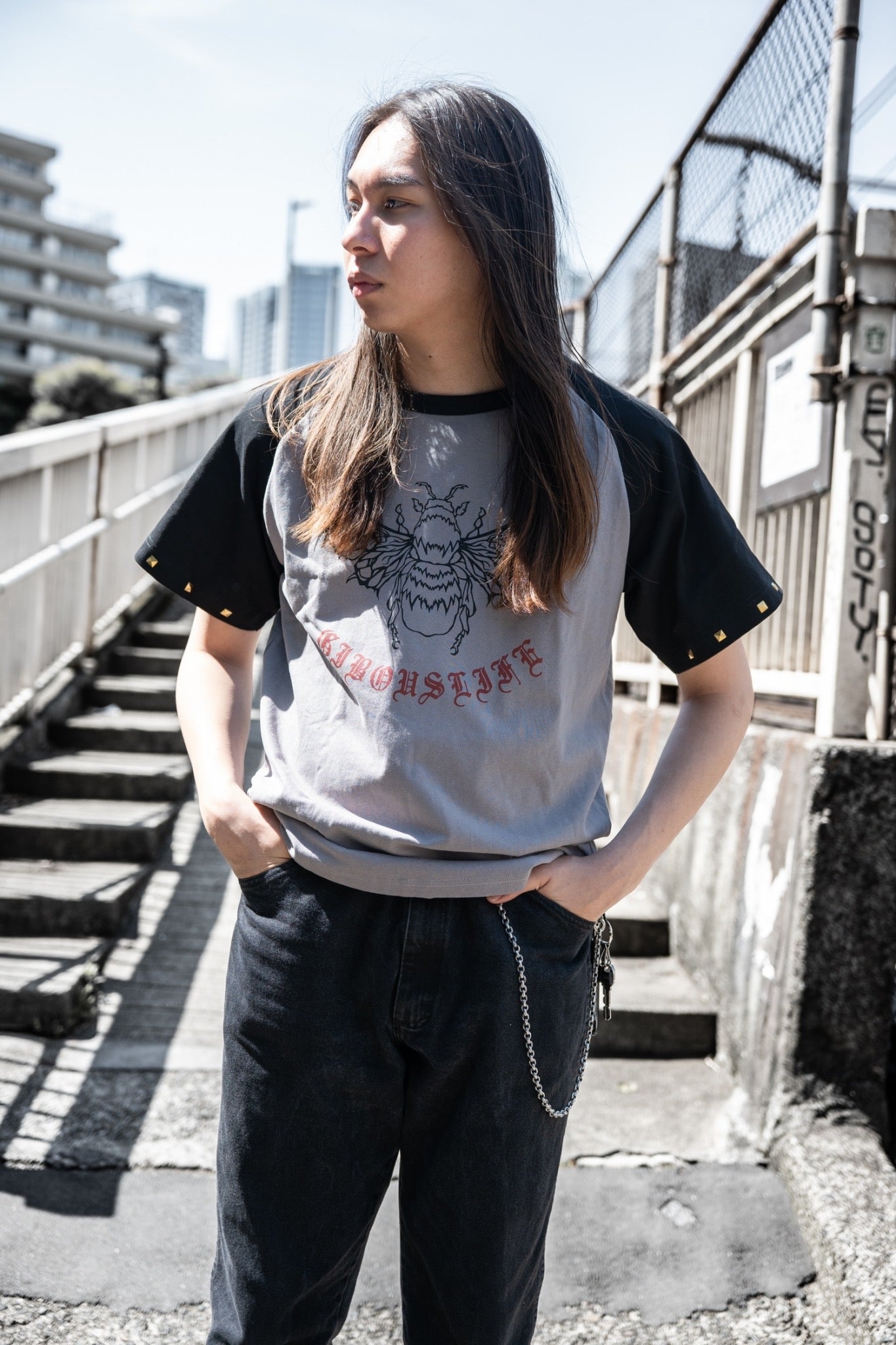 gibous bee butterfly raglan t shirt gray