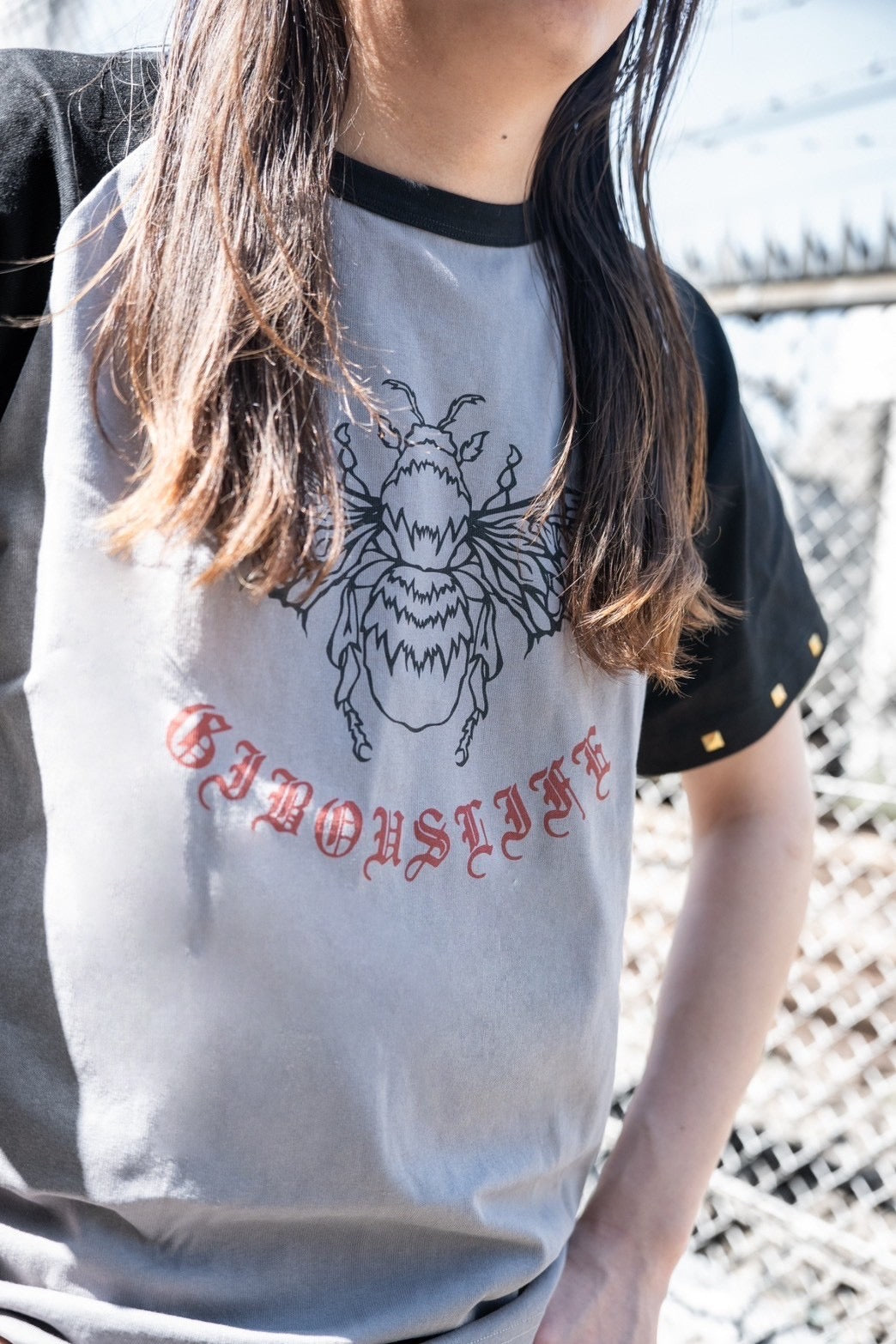 gibous bee butterfly raglan t shirt gray
