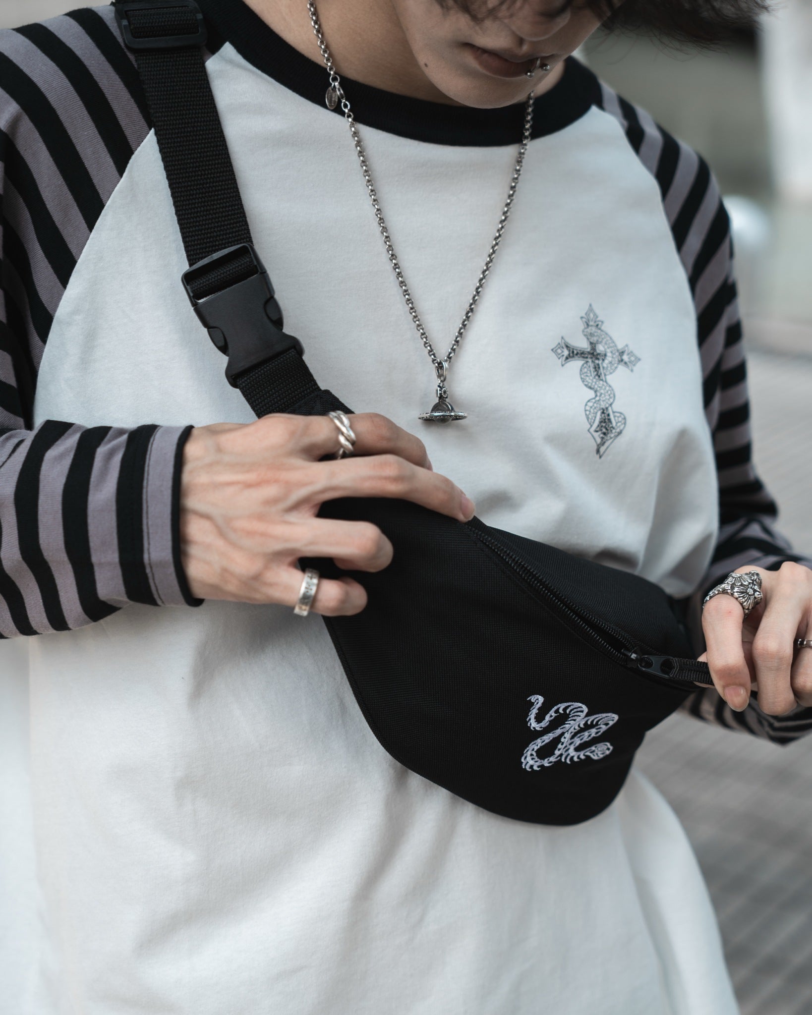 gibous skull snake waist pouch black