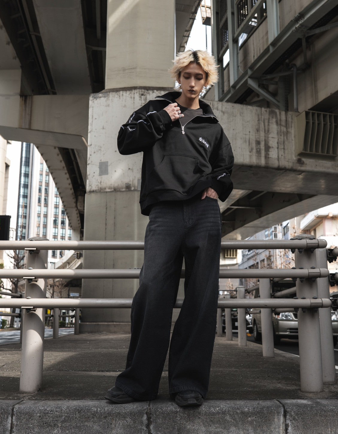 gibous barbed wire halfzip sweat black