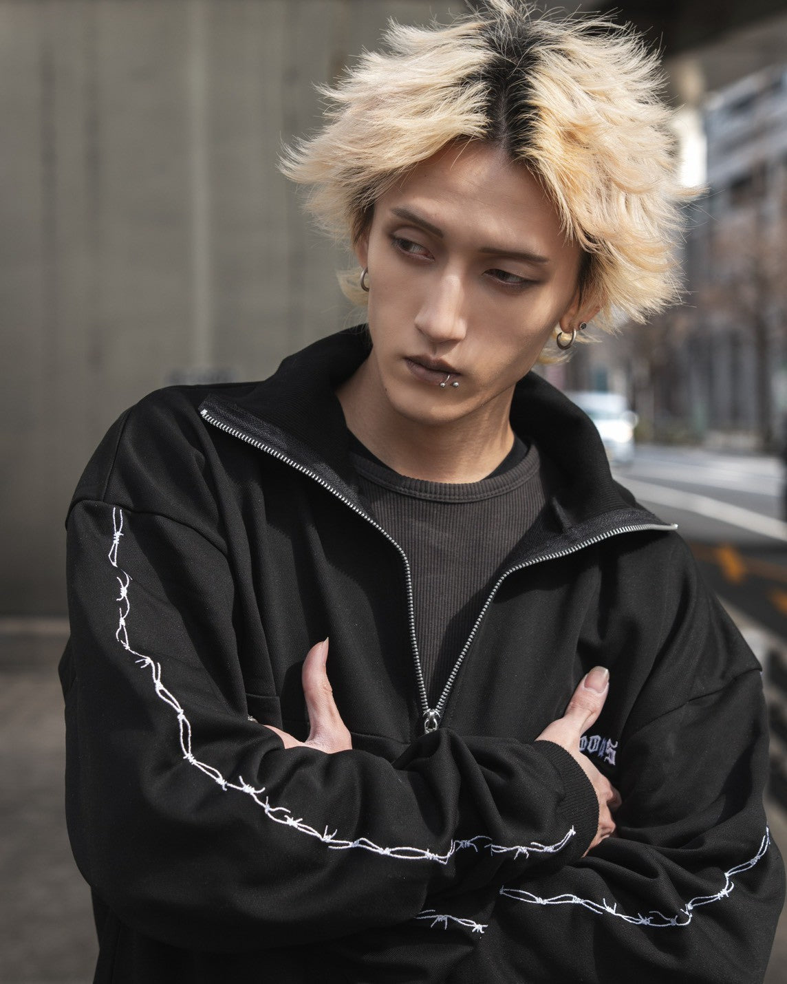 gibous barbed wire halfzip sweat black