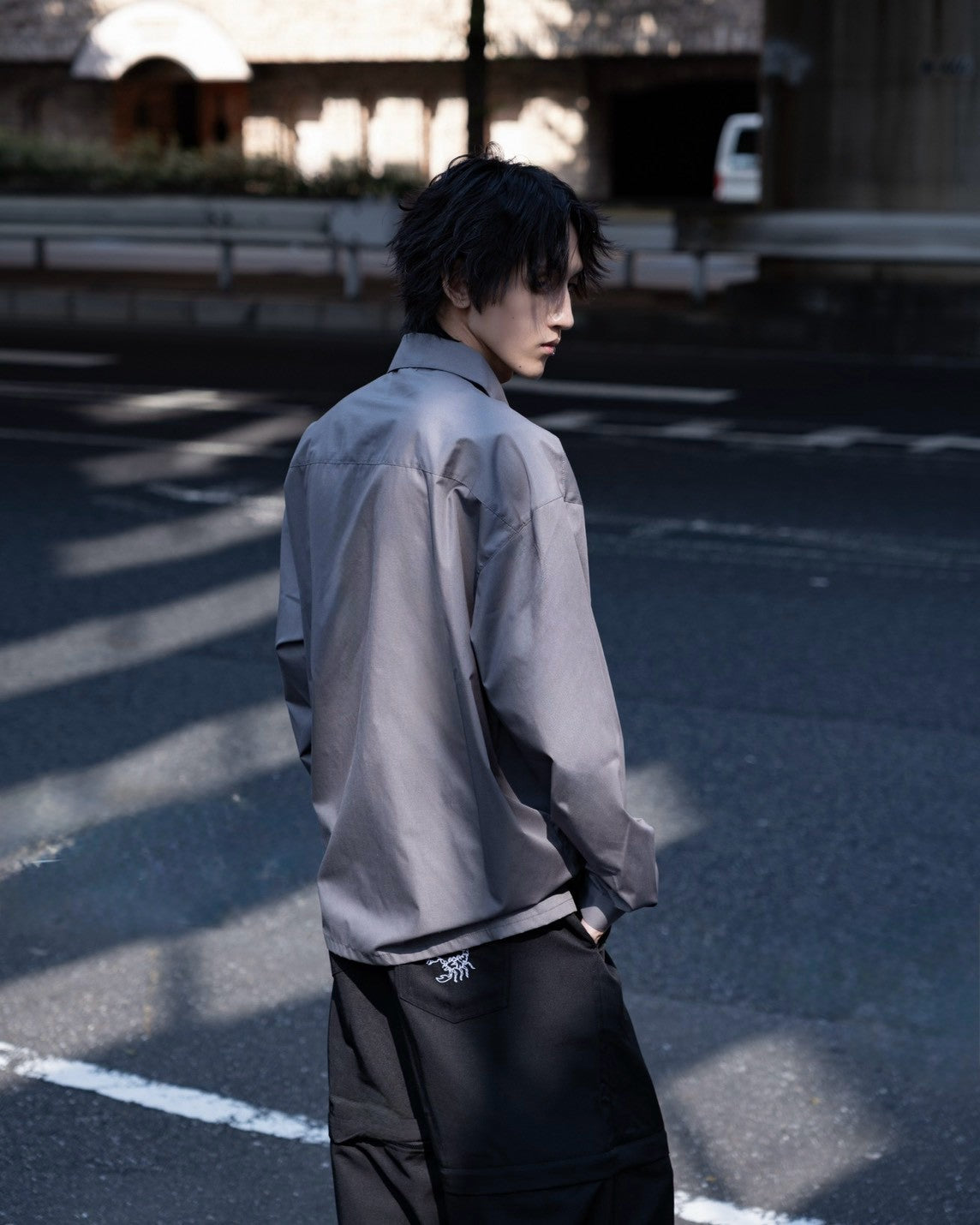 gibous scorpion sleeve shirt creamgray