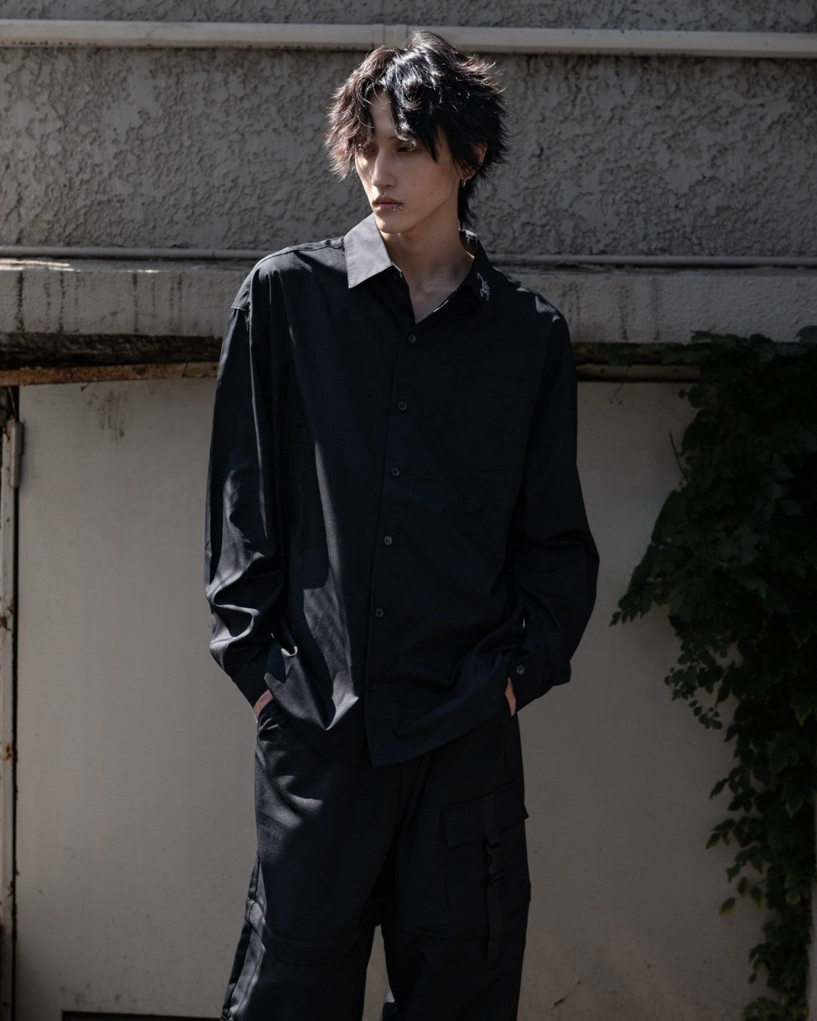 gibous scorpion sleeve shirt black