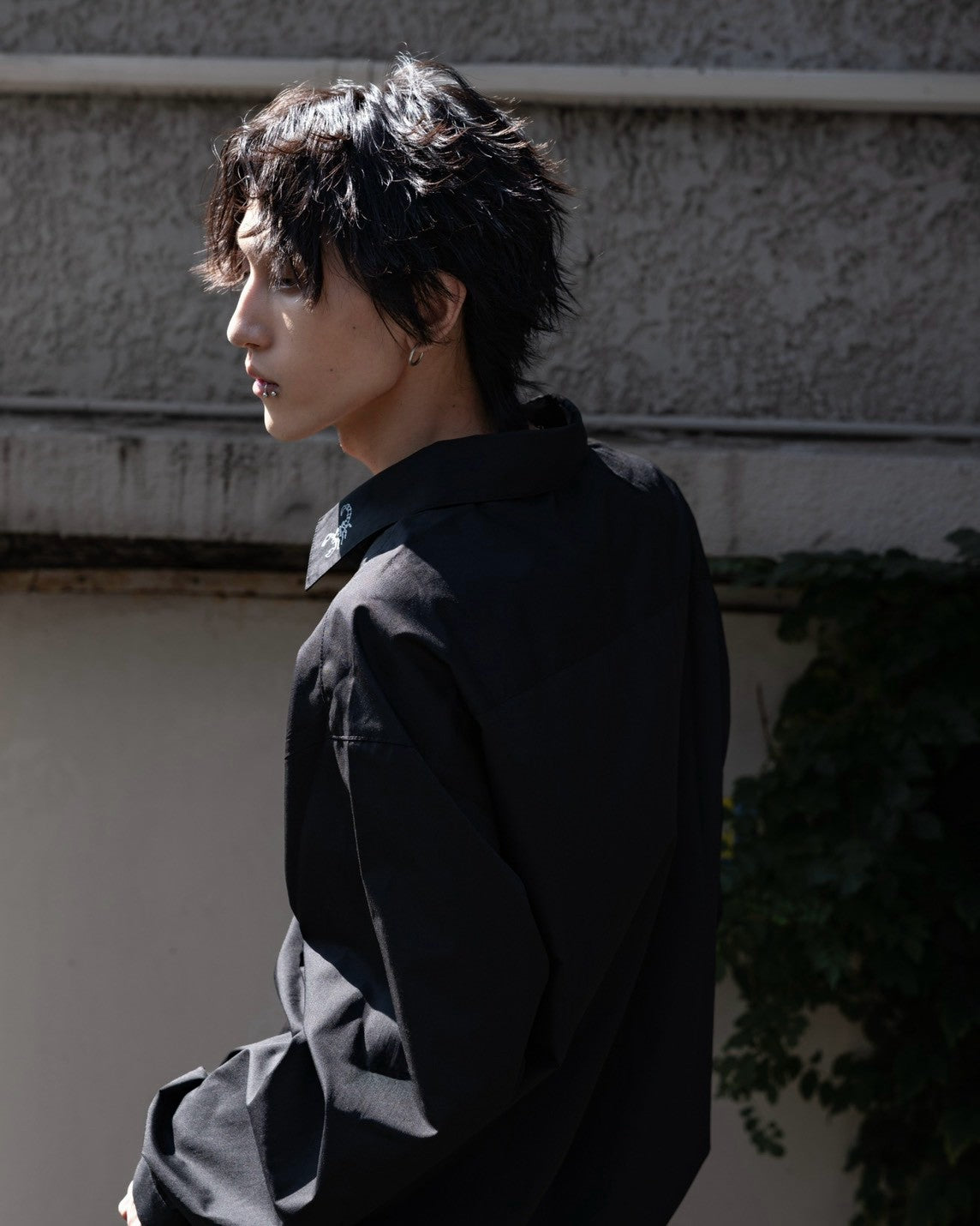 gibous scorpion sleeve shirt black