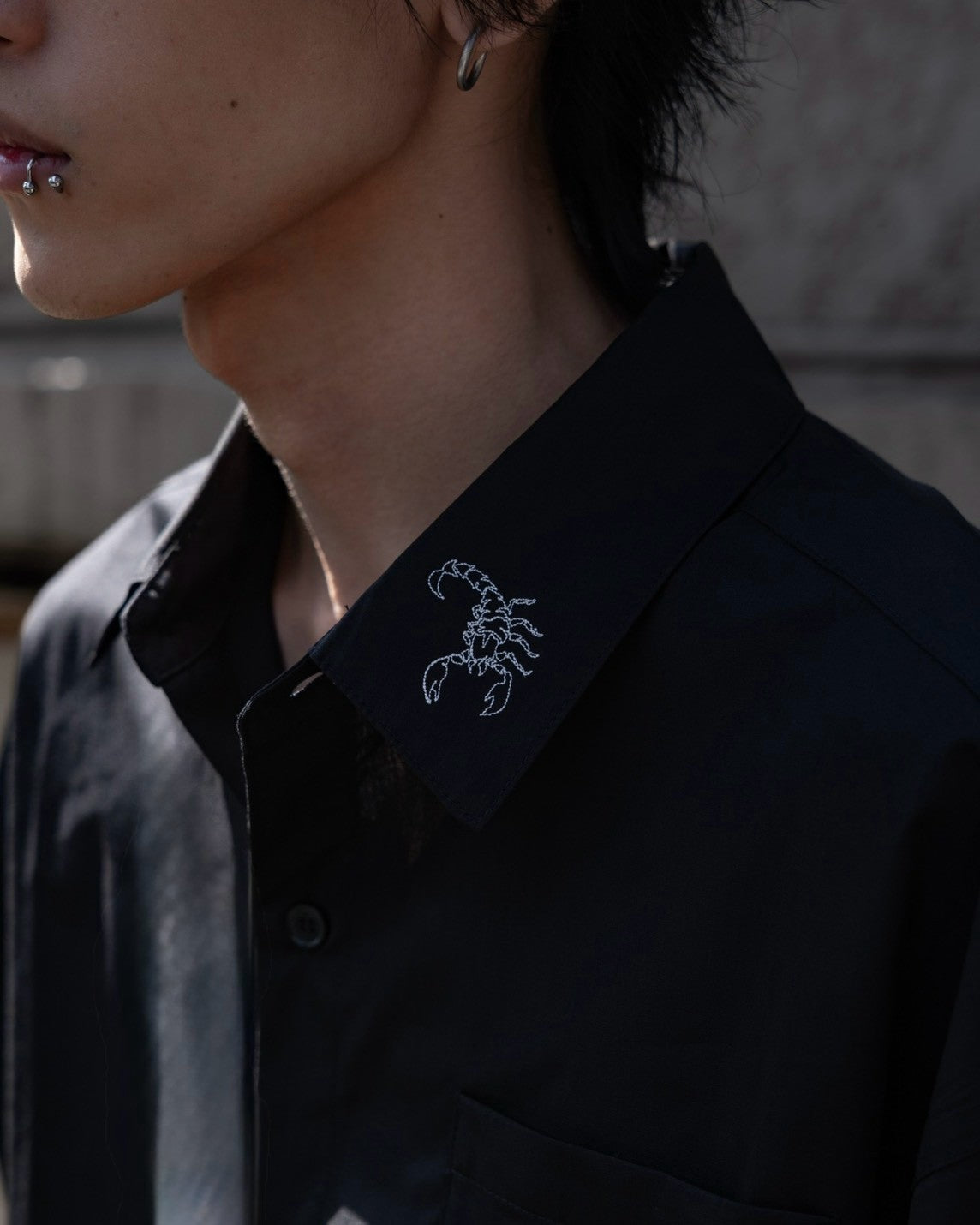 gibous scorpion sleeve shirt black