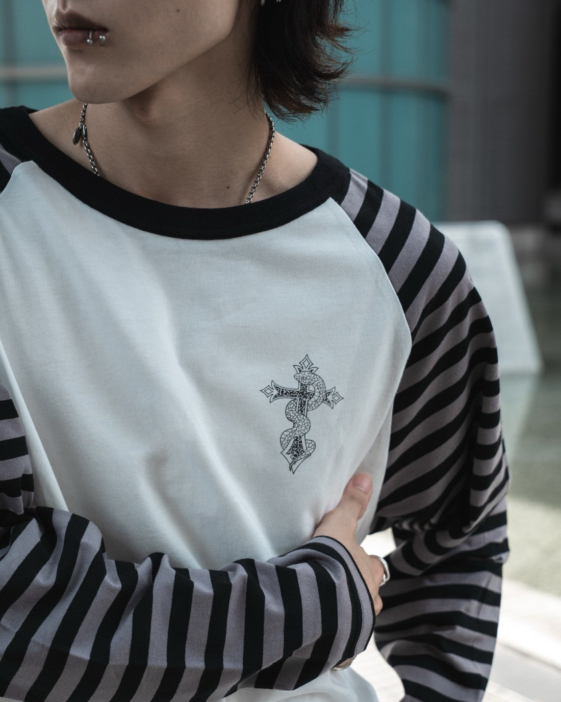 gibous border snake cross raglan long tshirt