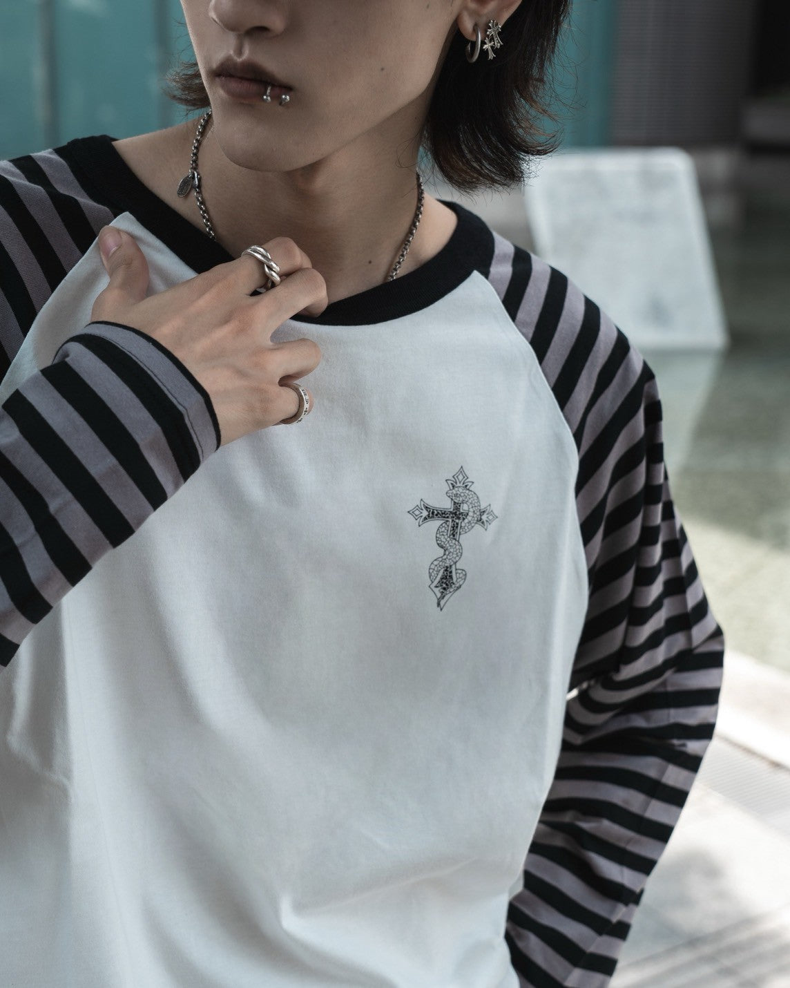 gibous border snake cross raglan long tshirt