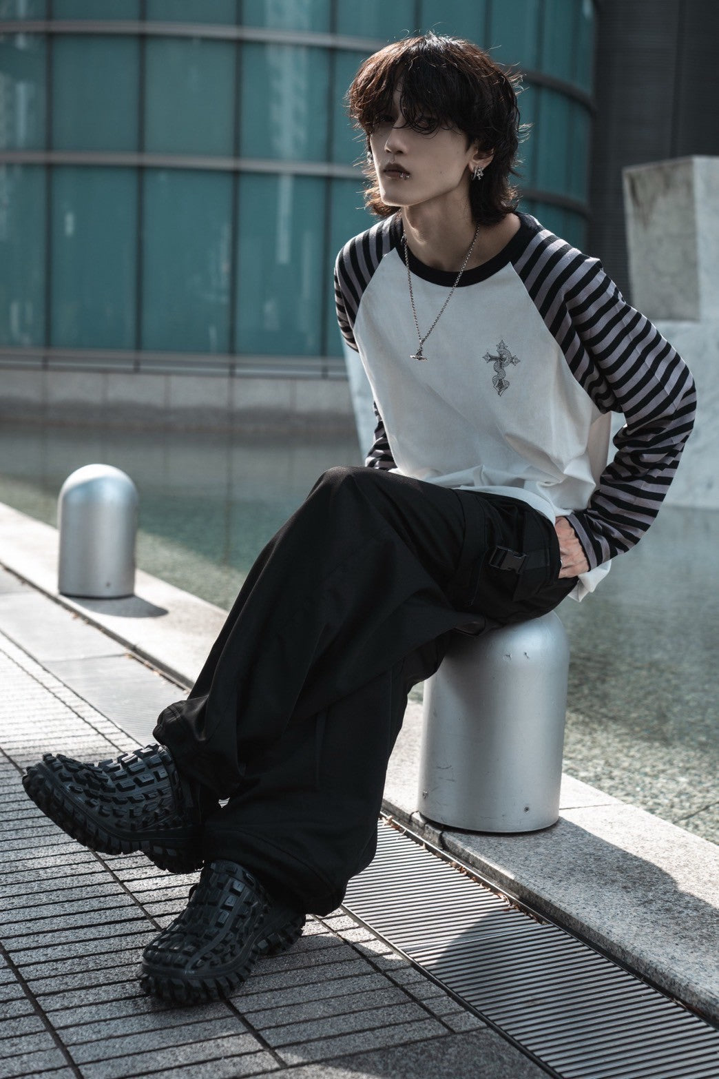 gibous border snake cross raglan long tshirt