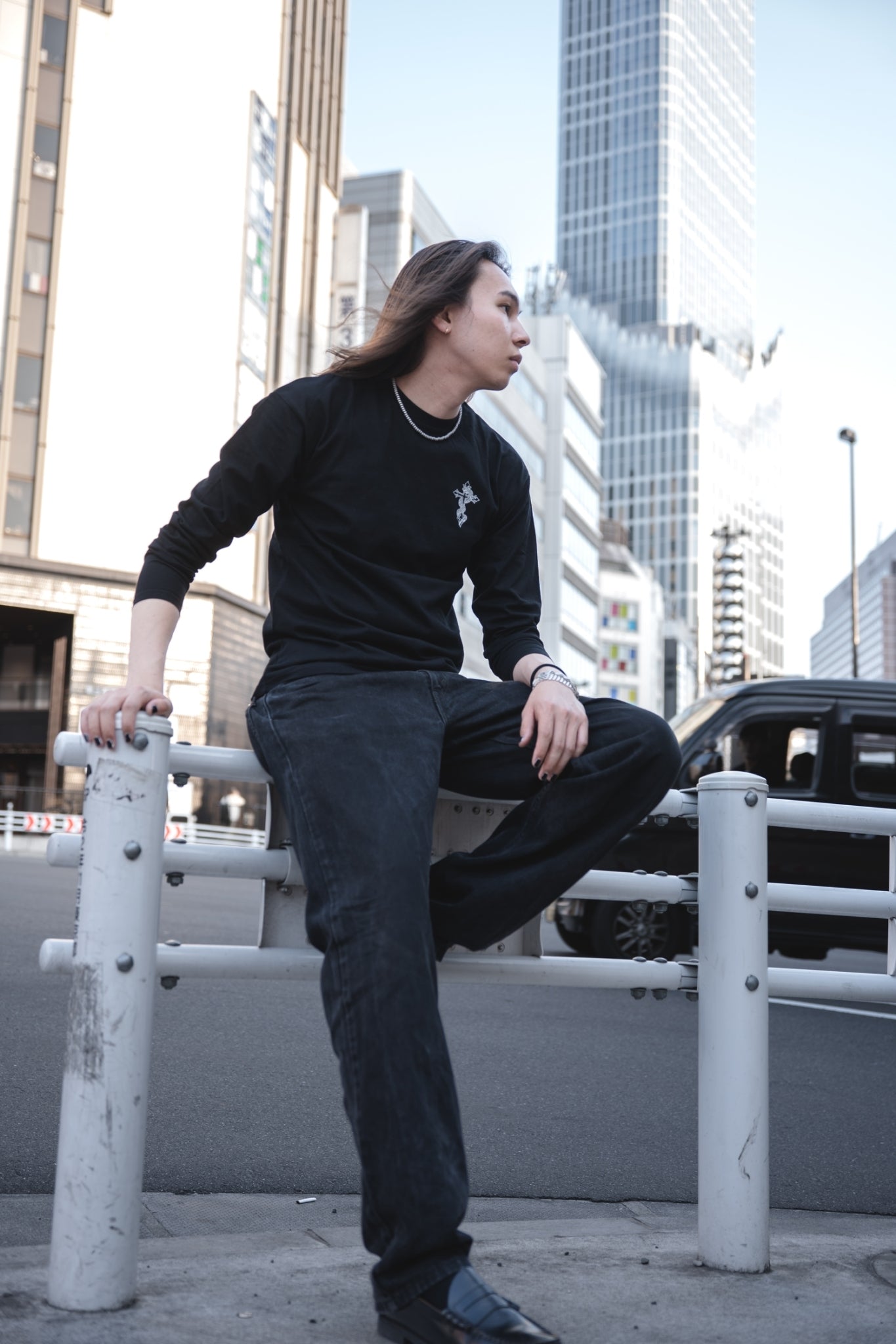 gibous snake long t shirt black