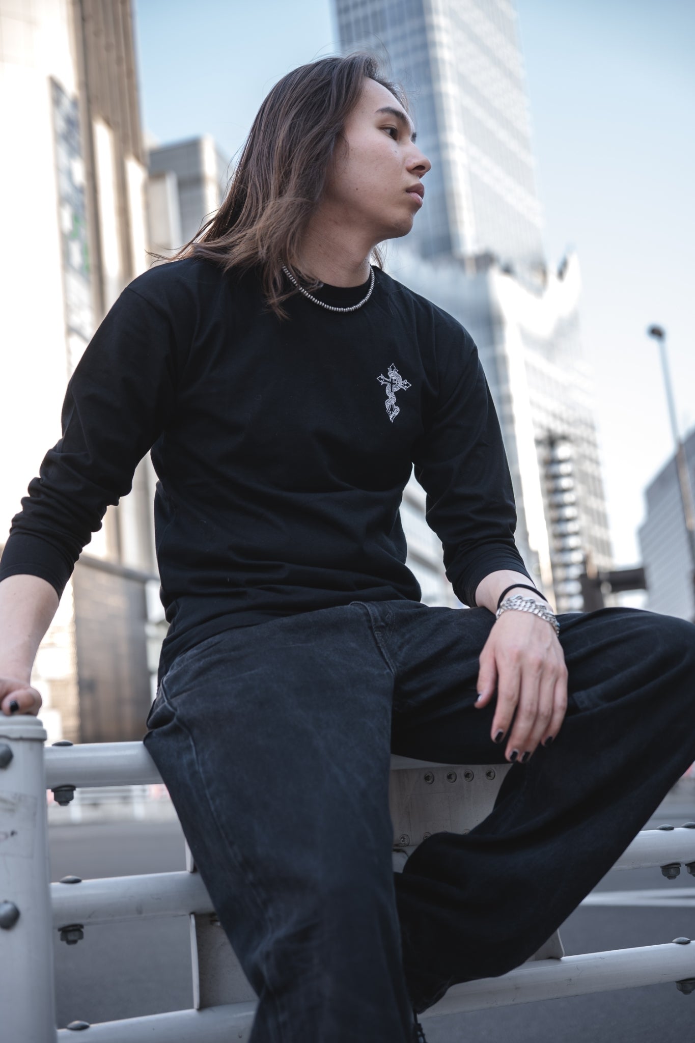 gibous snake long t shirt black