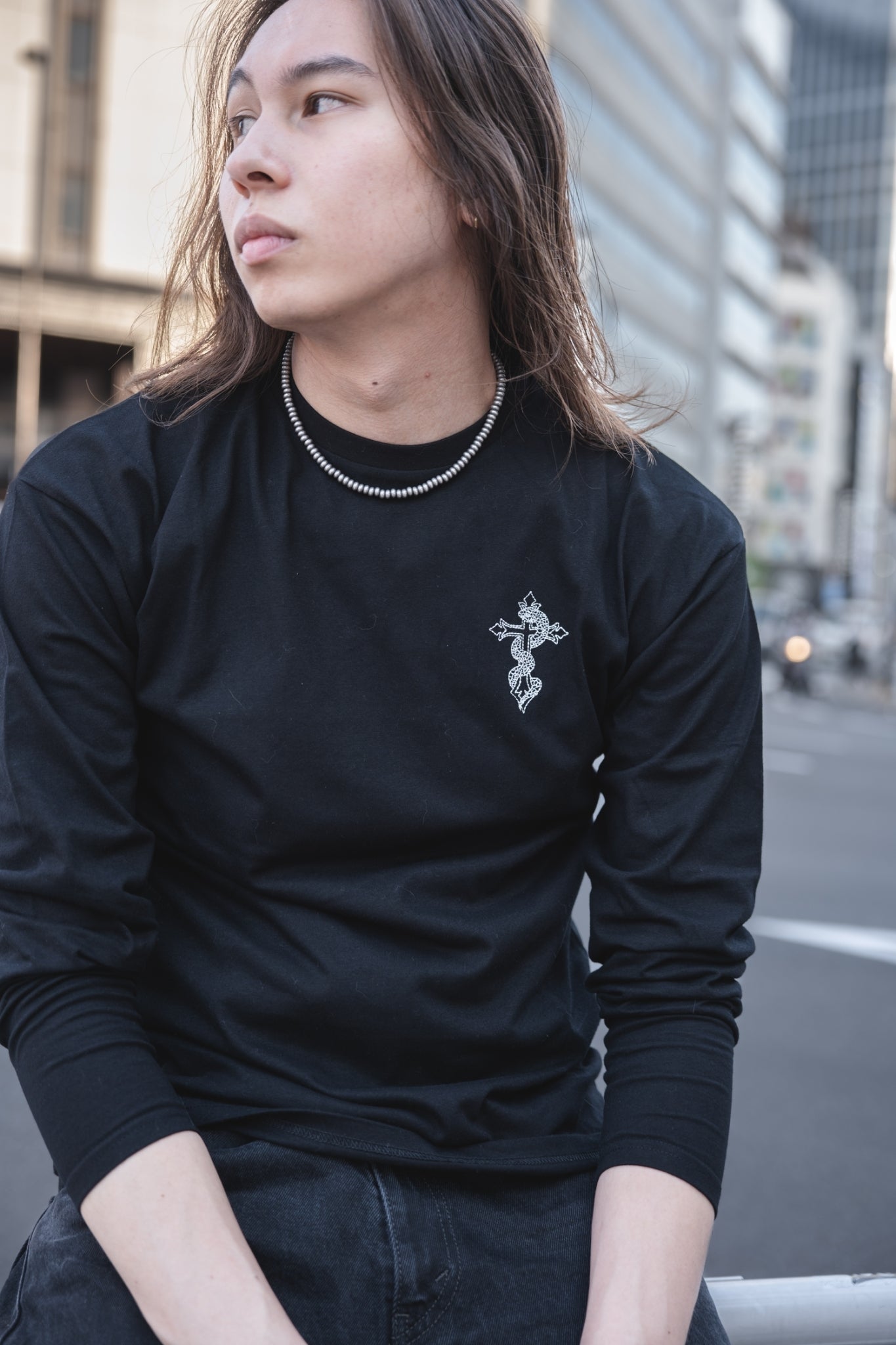 gibous snake long t shirt black