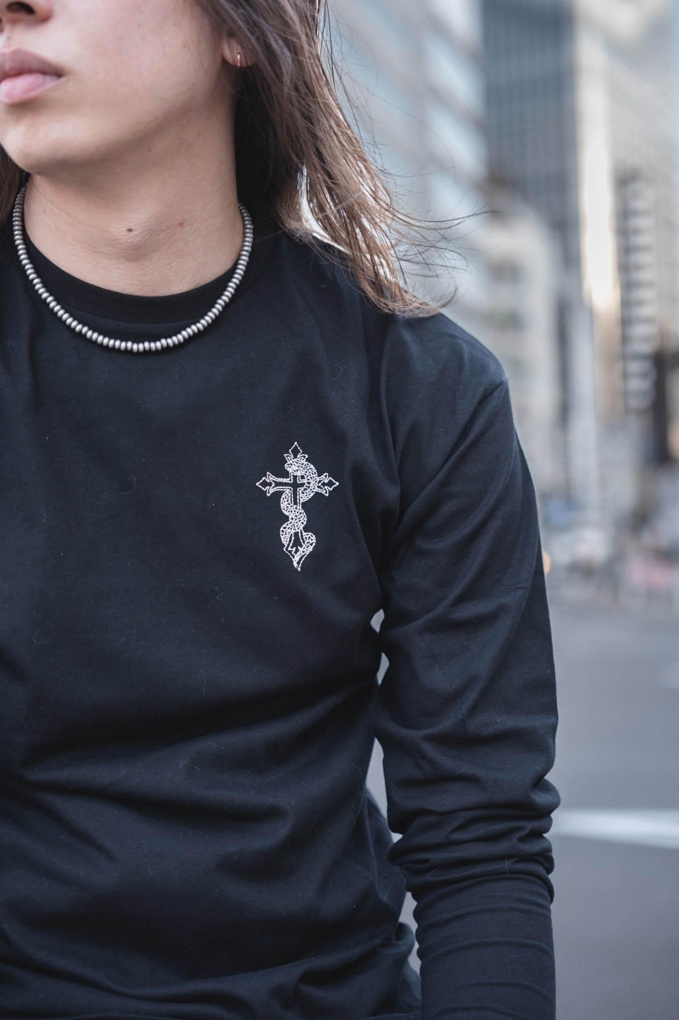 gibous snake long t shirt black