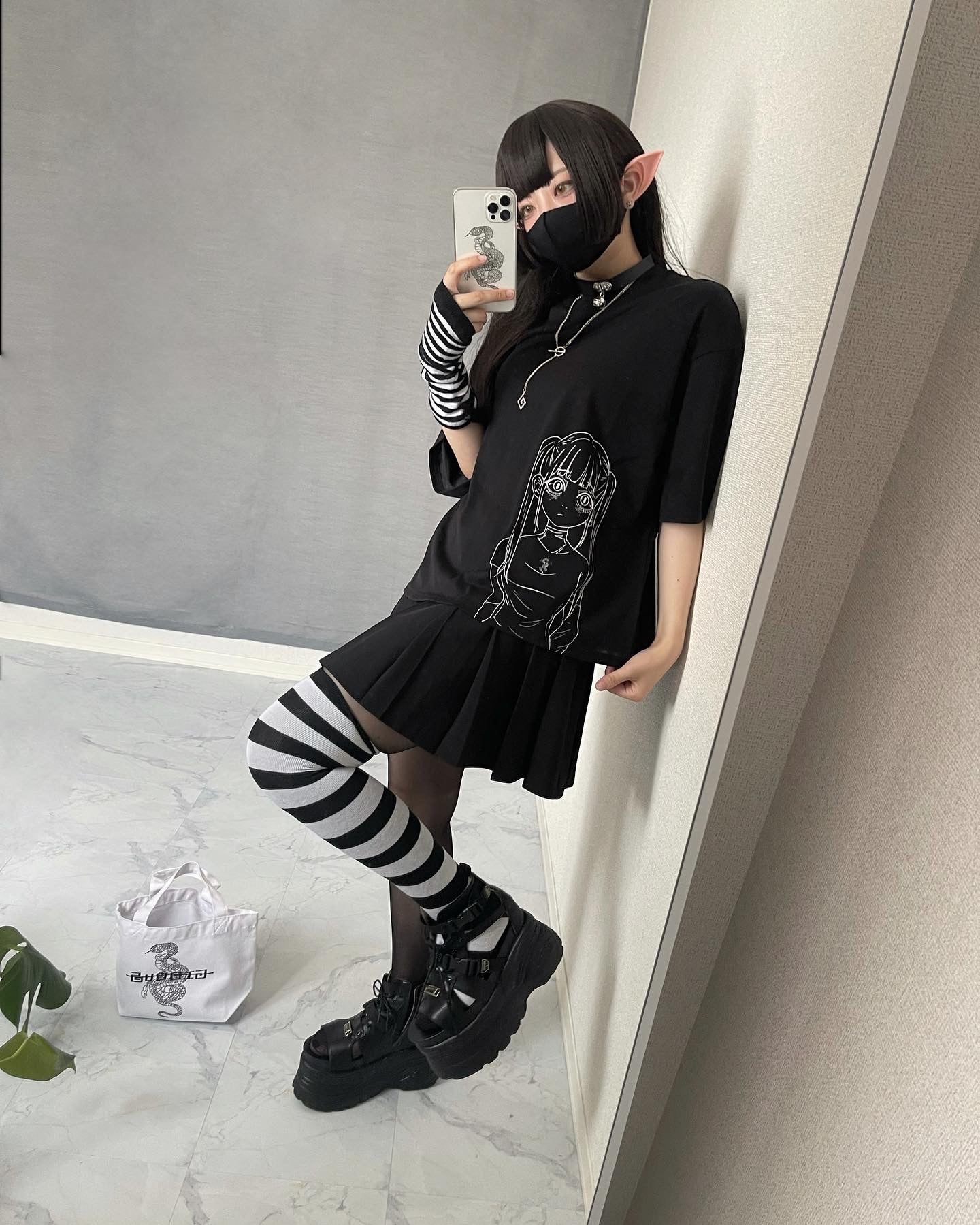 gibous side girl print t shirt black