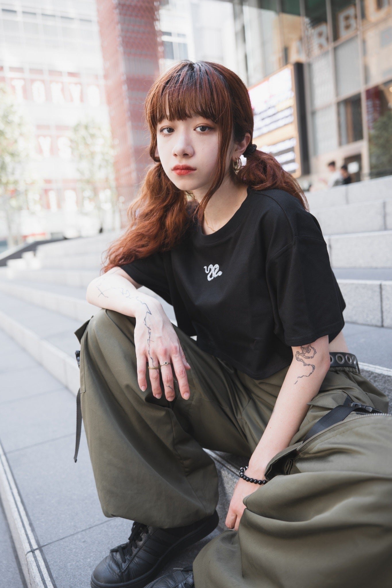 gibous skull snake short t shirt black