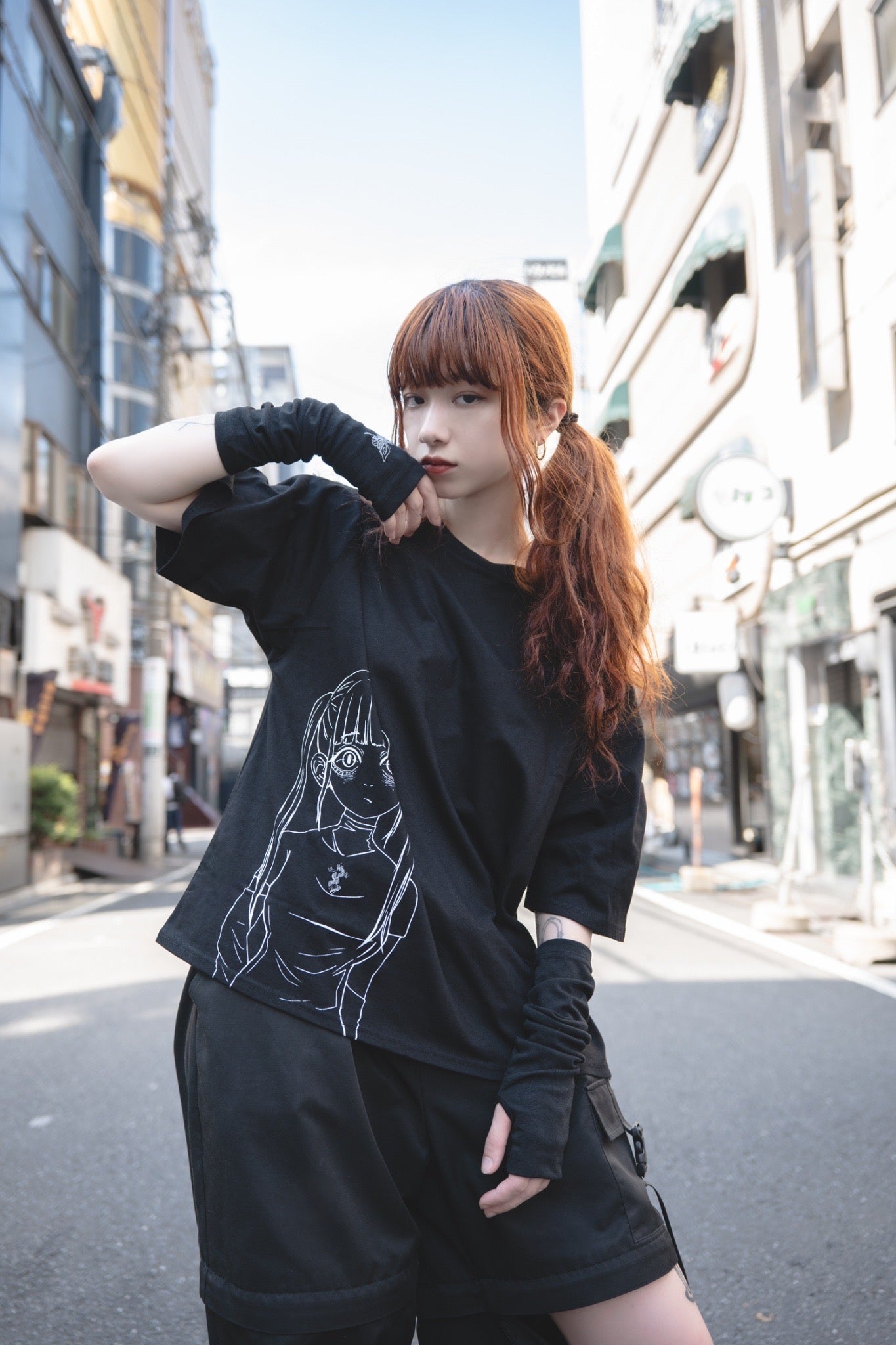 gibous side girl print t shirt black