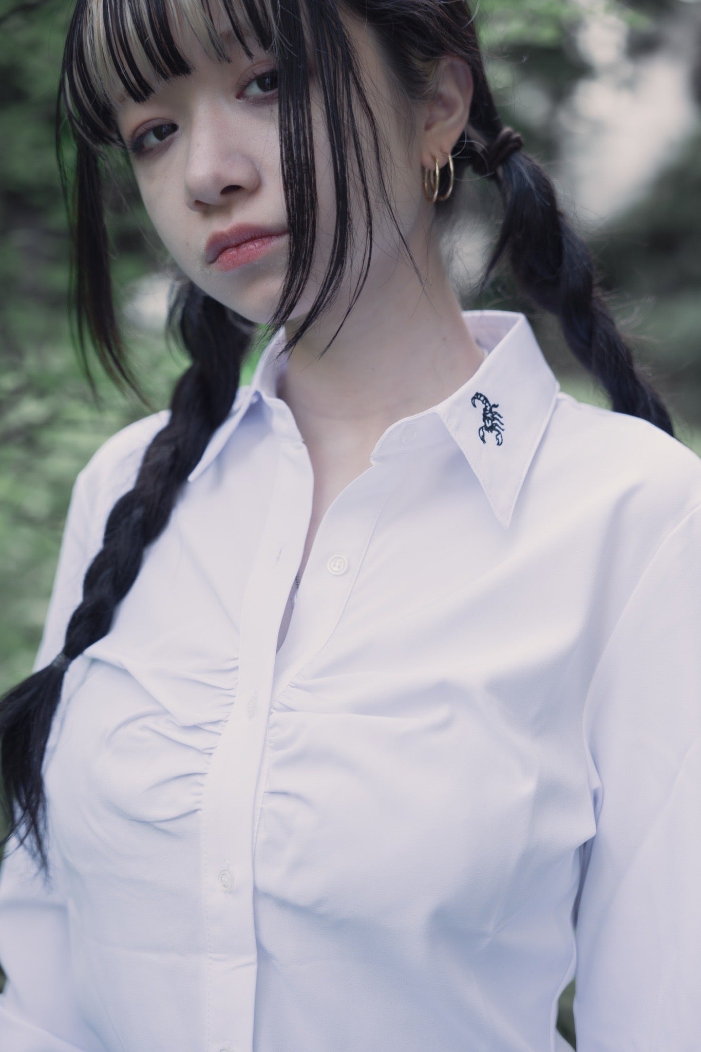 gibous scorpion gather shirt white