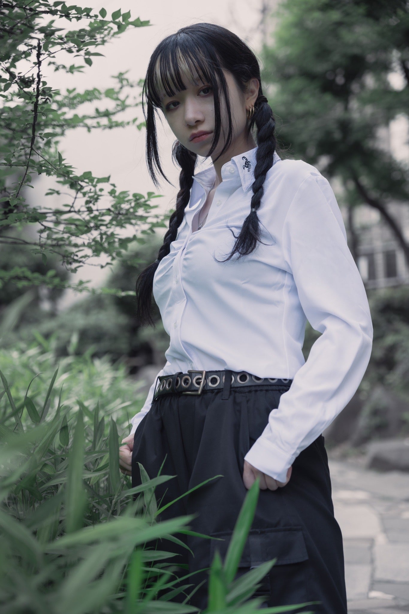 gibous scorpion gather shirt white