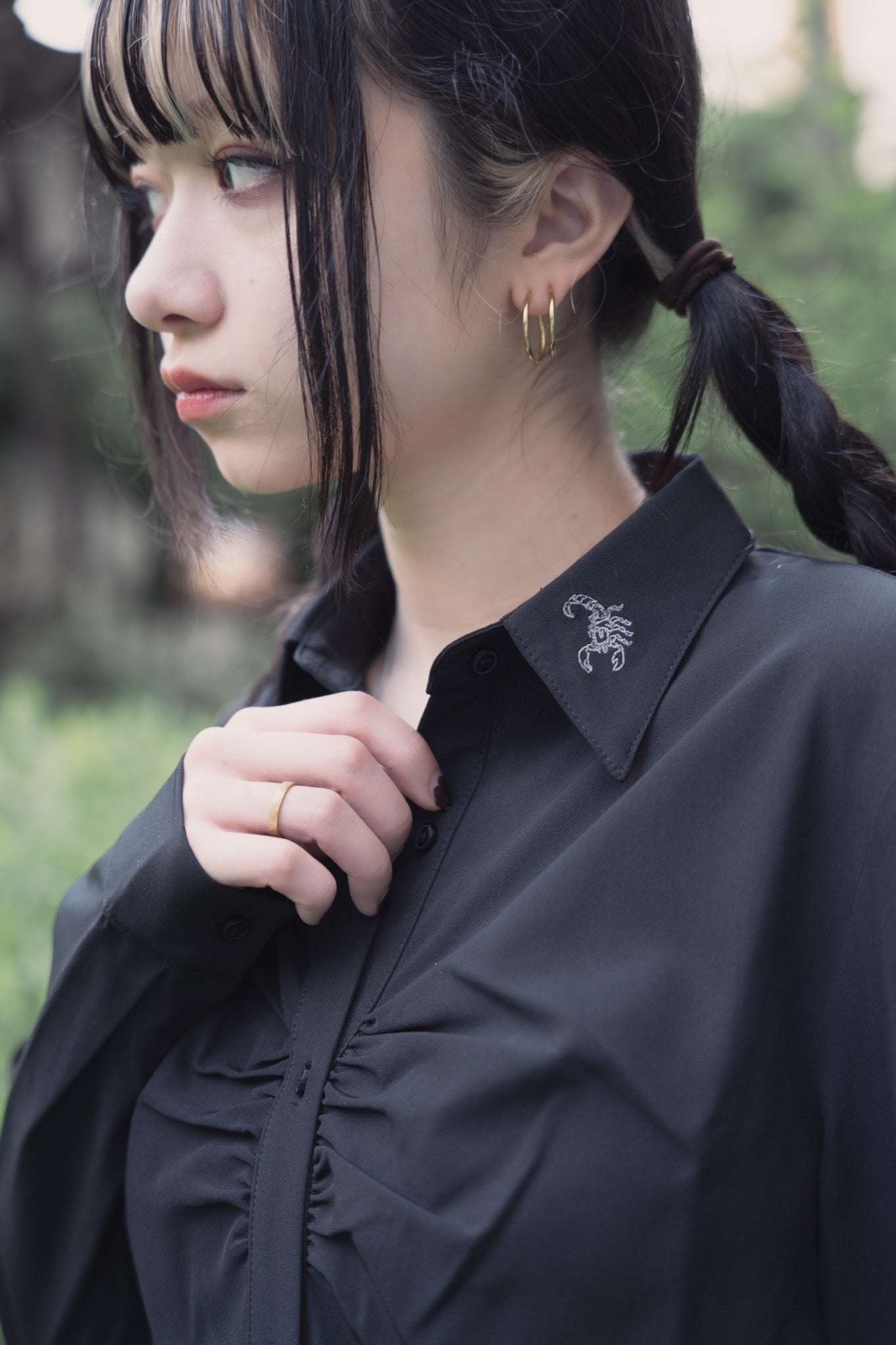 gibous scorpion gather shirt black