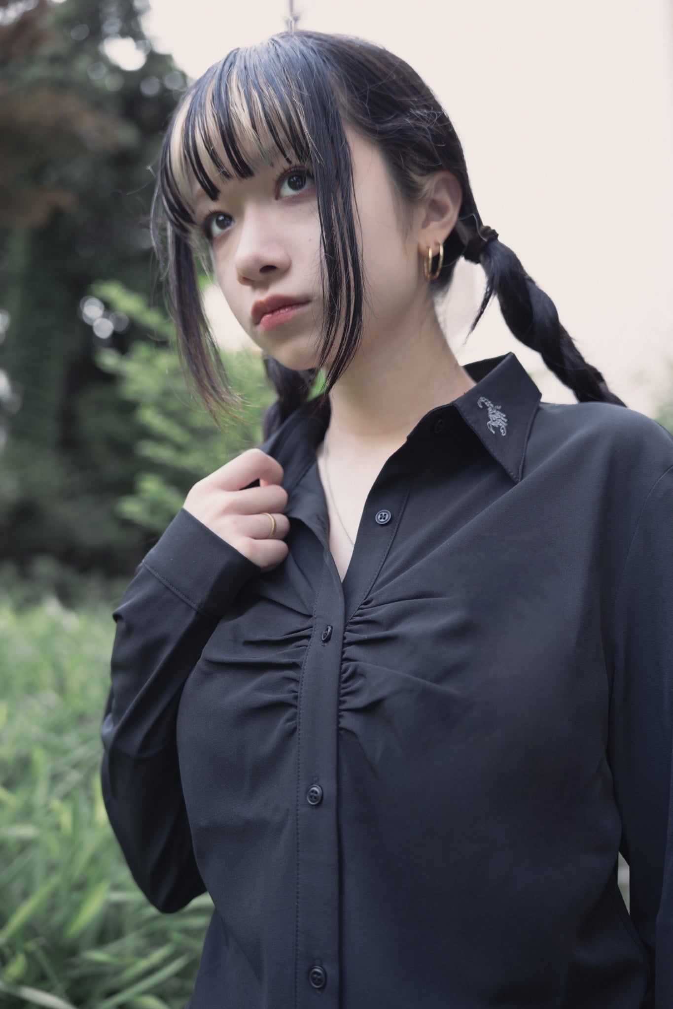 gibous scorpion gather shirt black