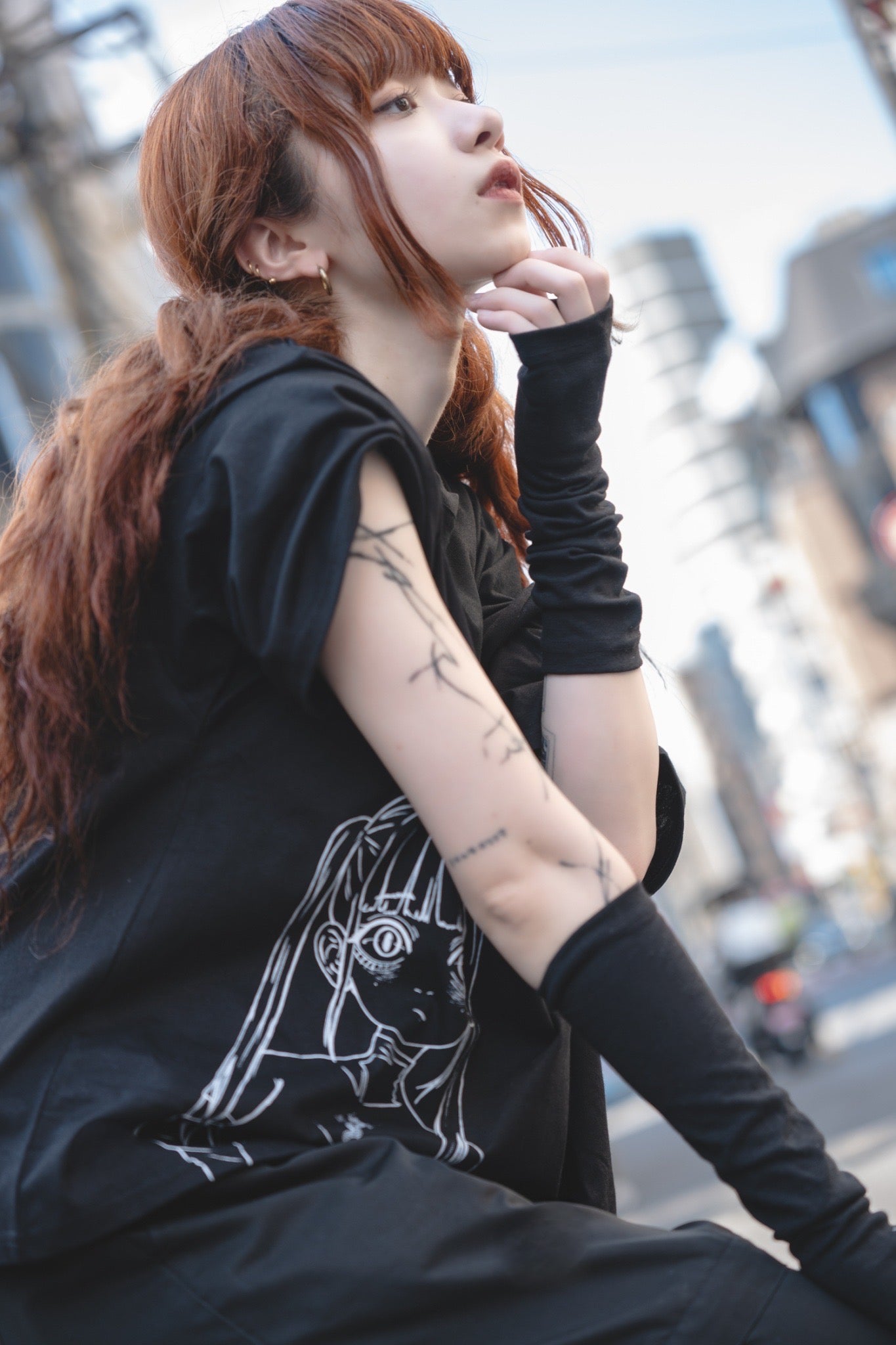 gibous side girl print t shirt black