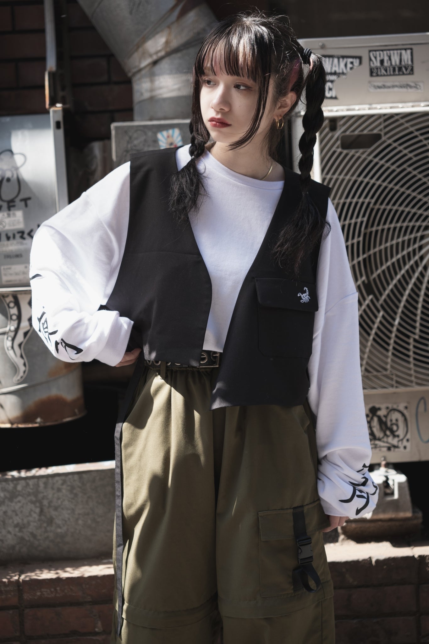 gibous scorpion vest short
