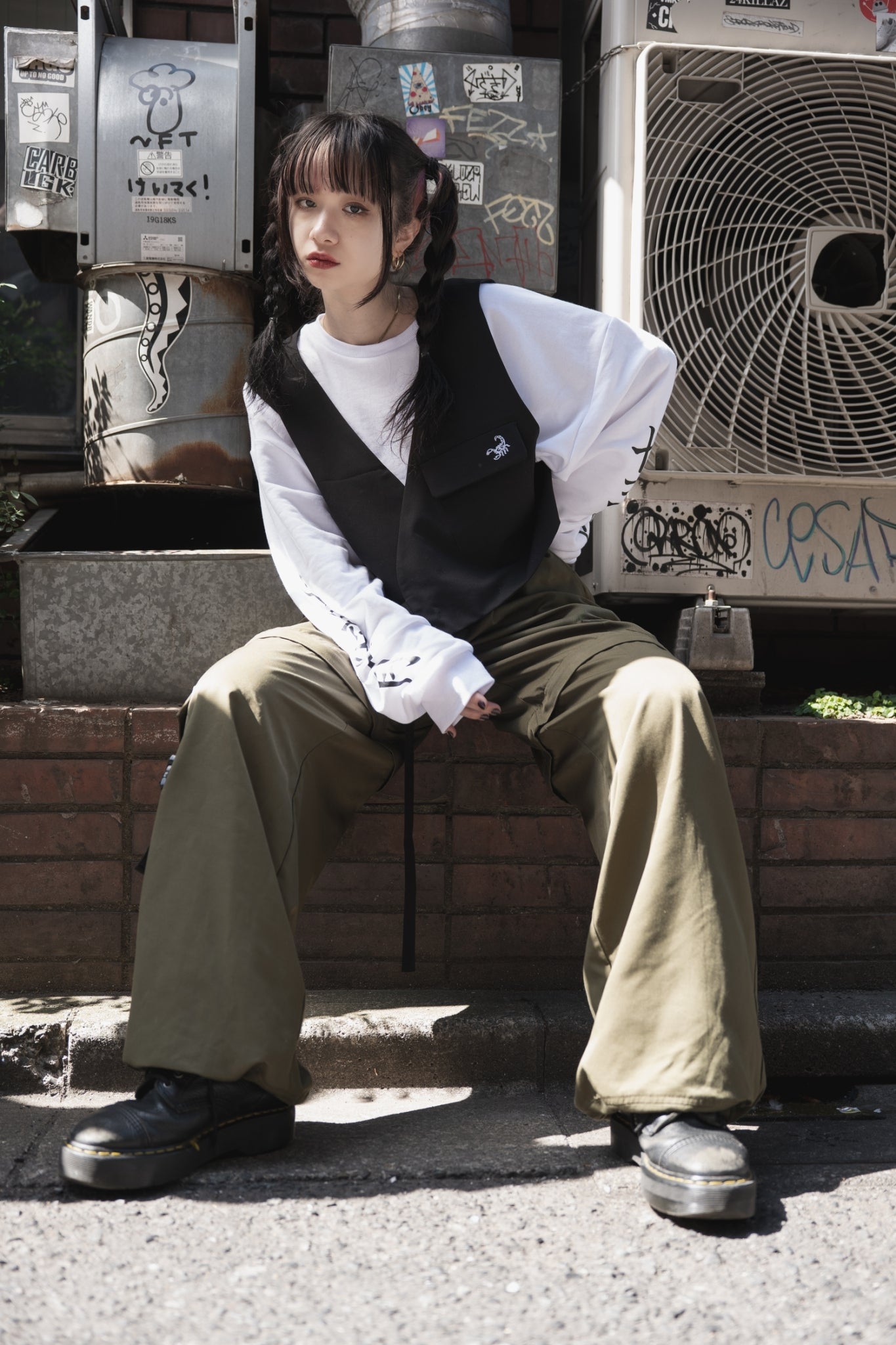 gibous scorpion vest short