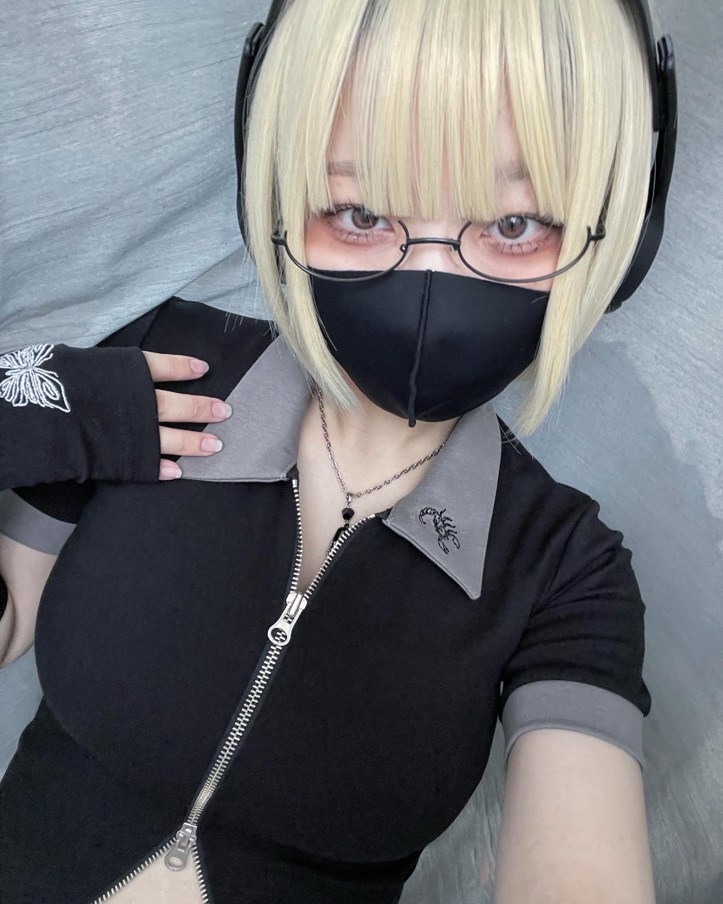 gibous scorpion zip black