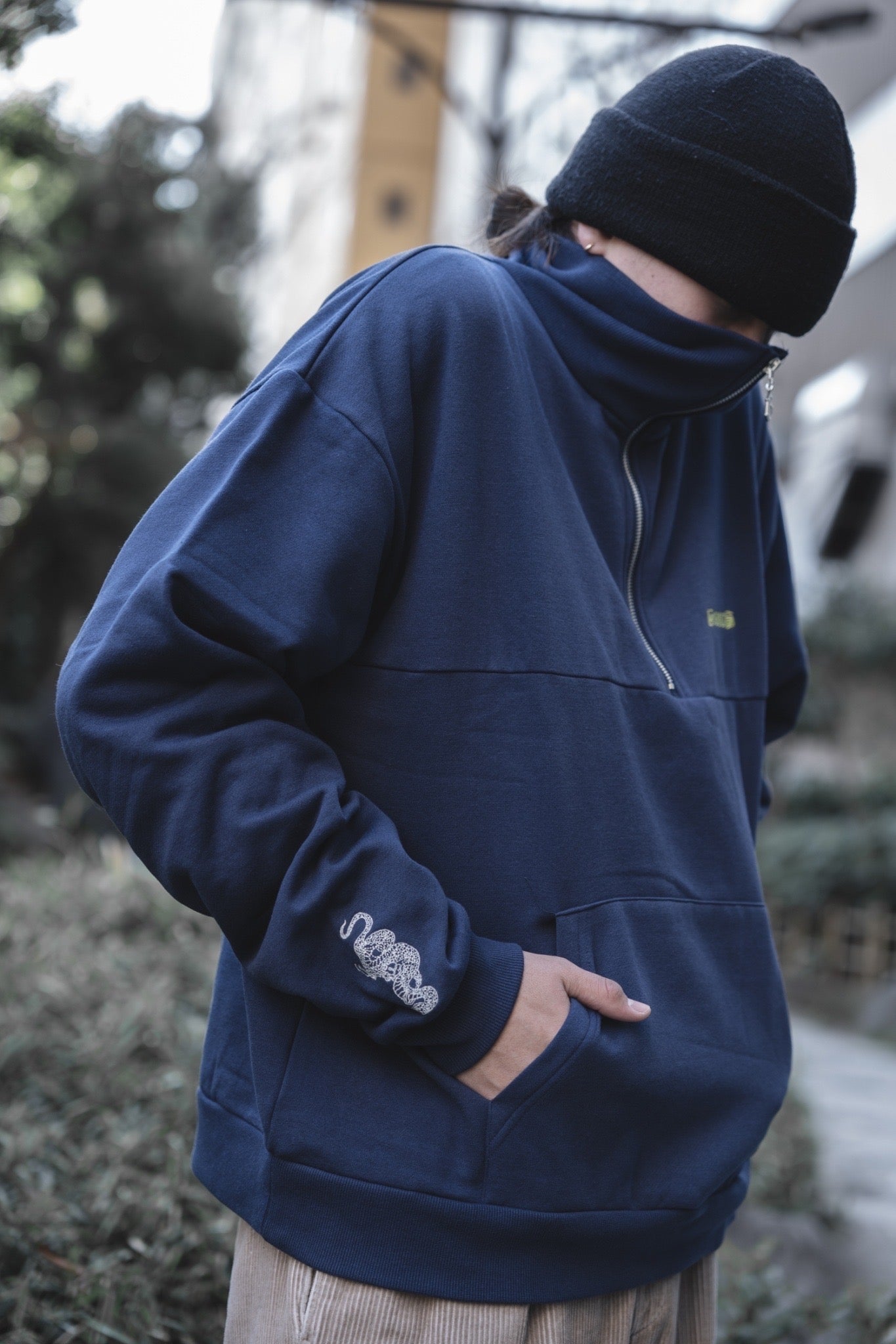 【再販】gibous logo snake half zip navy