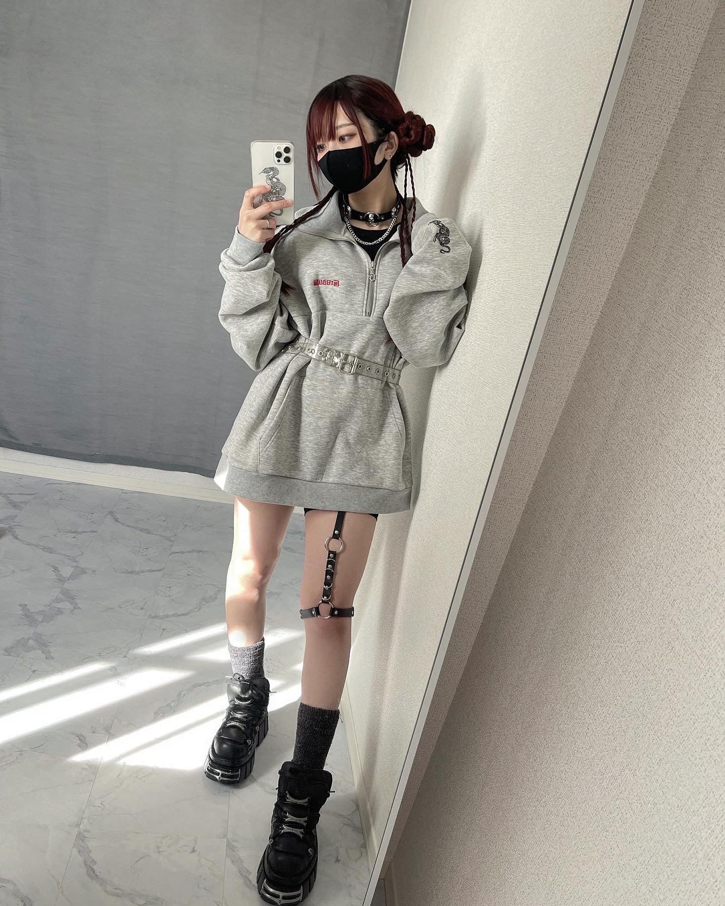 gibous logo snake half zip gray
