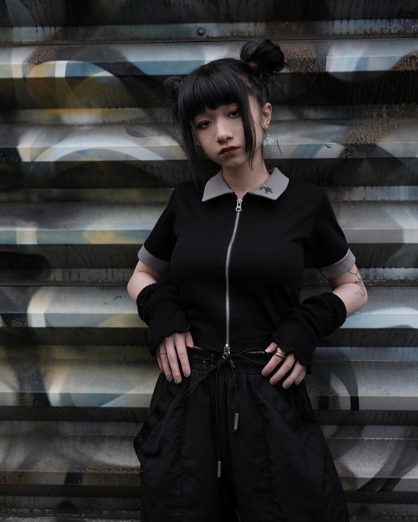 gibous scorpion zip black