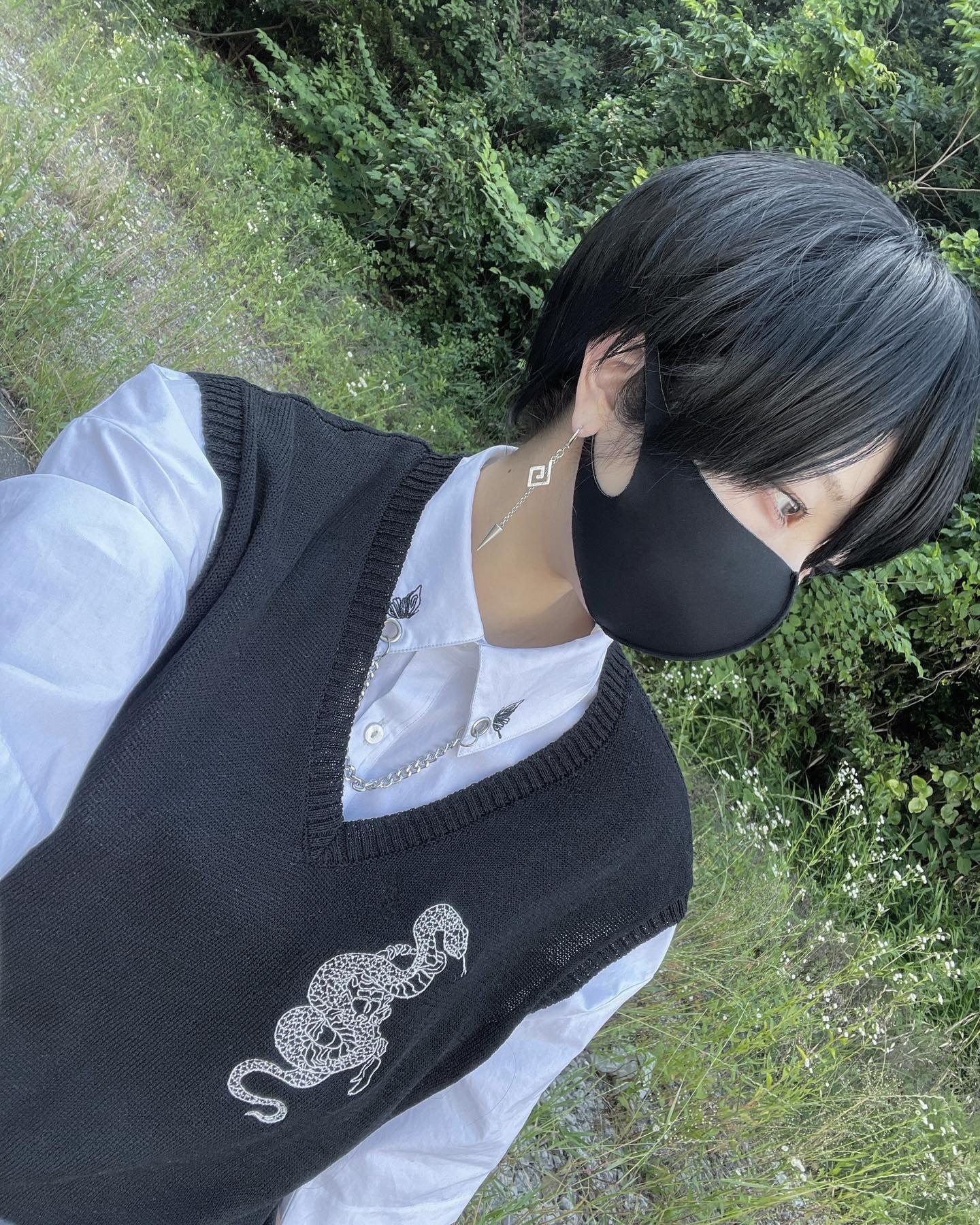 gibous snake scorpion summer vest black