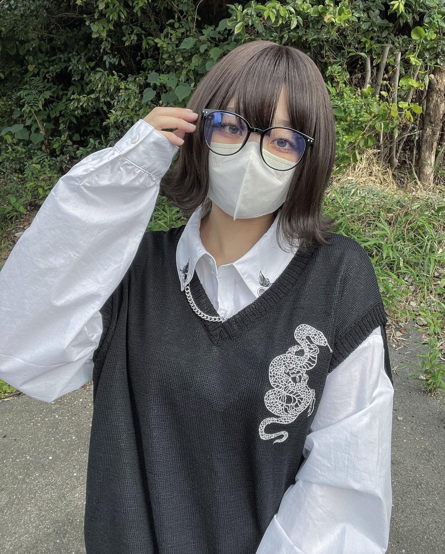 喜ばれる誕生日プレゼント gibous logo butterfly chain shirt white