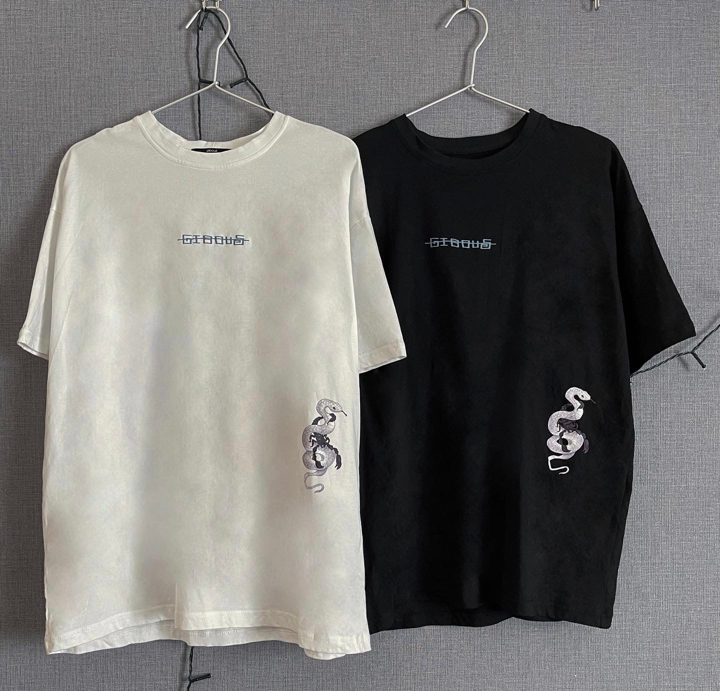 【再販】gibous logo snake T black