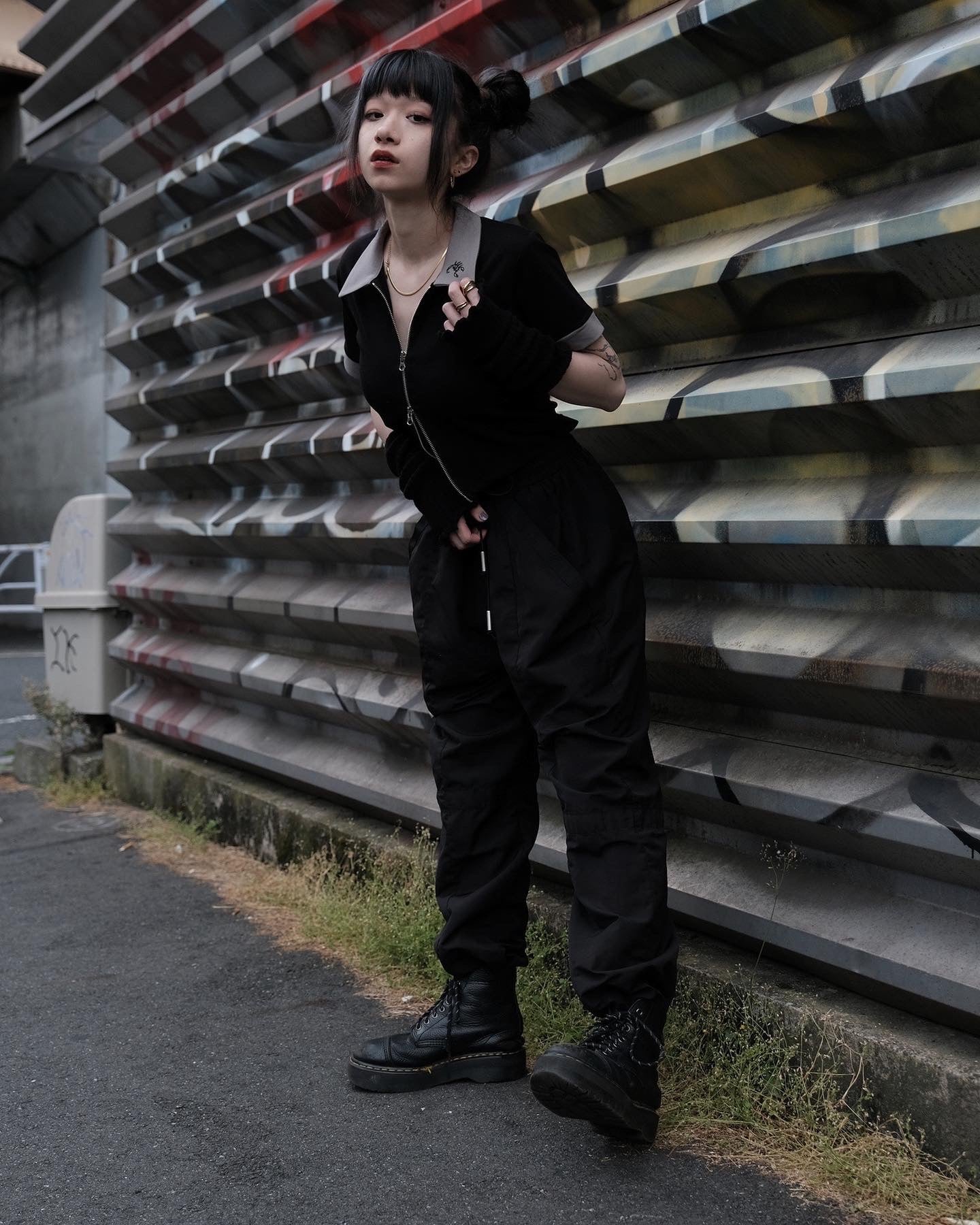 gibous scorpion zip black