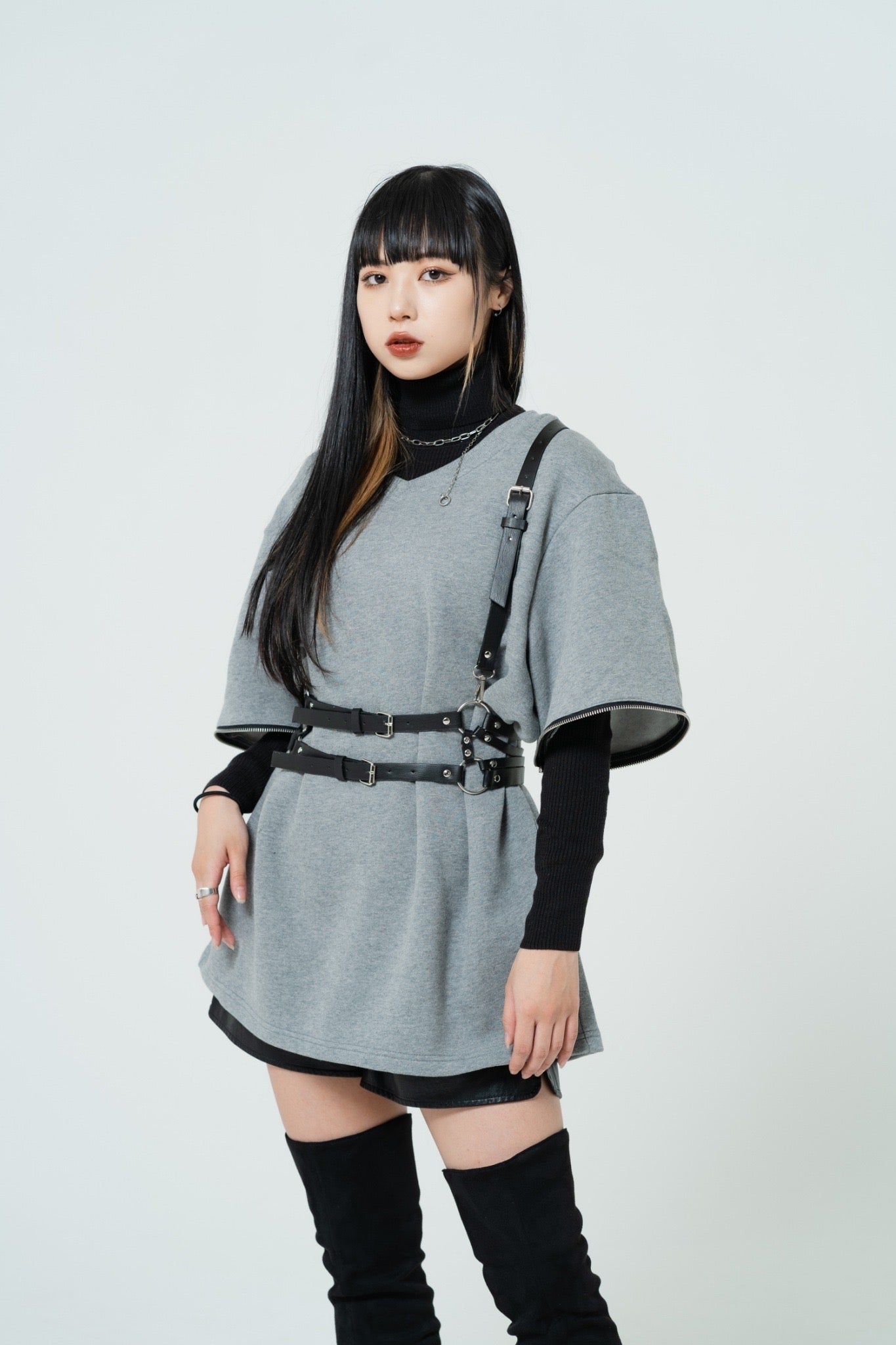 gibous v neck trainer gray